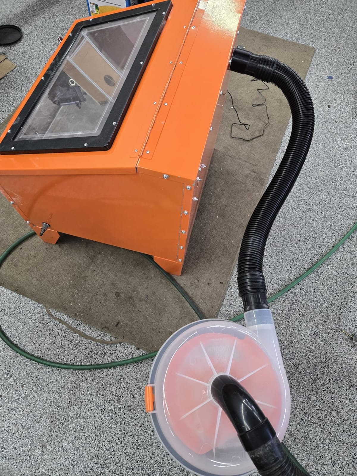 VEVOR 25 Gallon Sandblasting Cabinet, 40-120PSI Portable Benchtop Sand Blasting Cabinet, Heavy Duty Steel Sand Blaster with Blasting Gun & 4 Ceramic Nozzles for Paint, Stain, Rust Removal customer photo 2