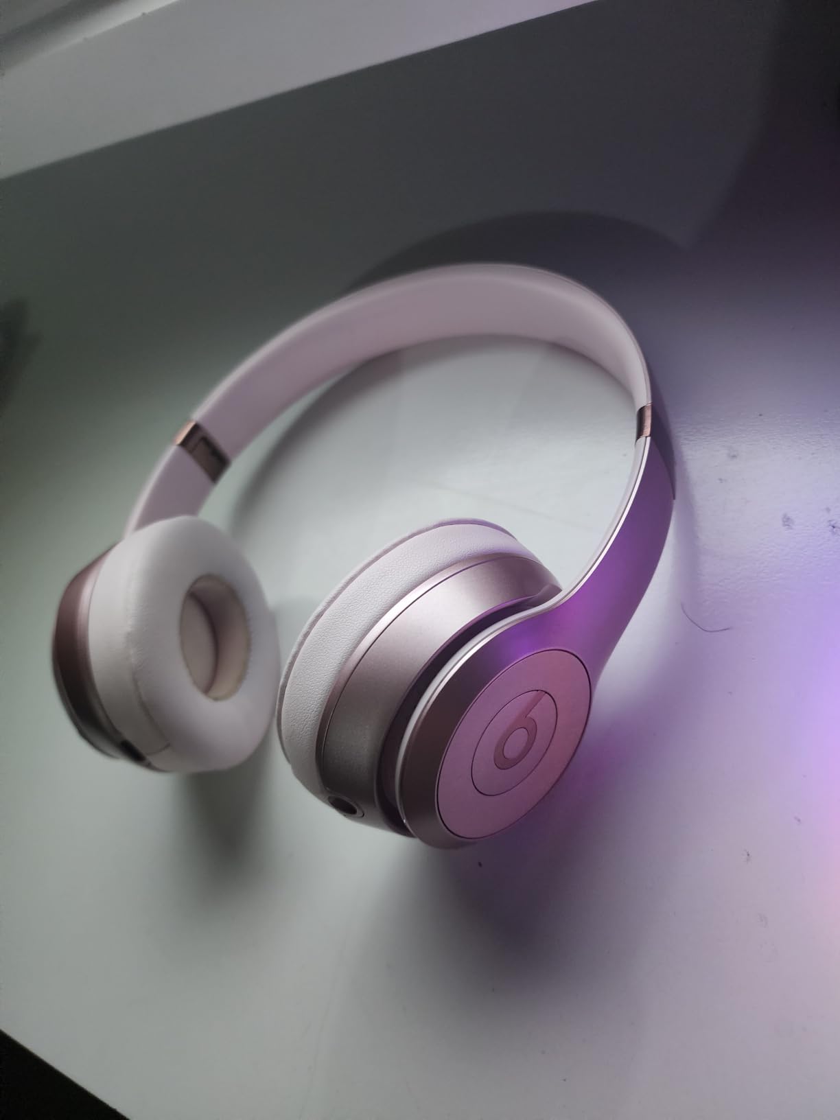 Beats Solo 4 - Wireless On-Ear Bluetooth Headphones, Up to 50-Hour Battery Life, Ultra-Lightweight Comfort, Powerful and Balanced Sound, Apple & Android Compatible - Black & Gold customer photo 1