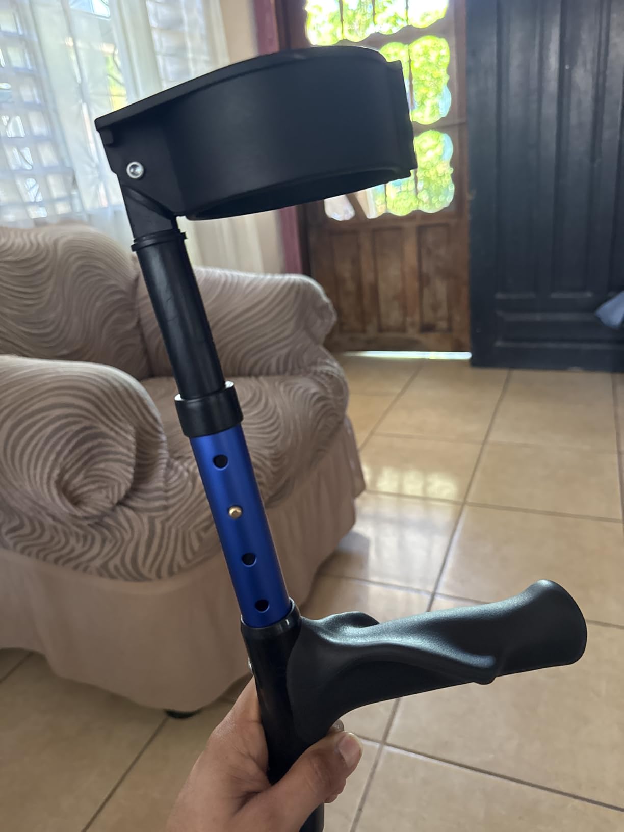 VEVOR Forearm Crutches for Adults, 11-Level Height Adjustable Walking Crutches with 4-Level Upper Cuff, Lightweight Aluminum Medical Support Crutches for Leg Injury Surgery Disabled, 1 Pair (350LBS) customer photo 1