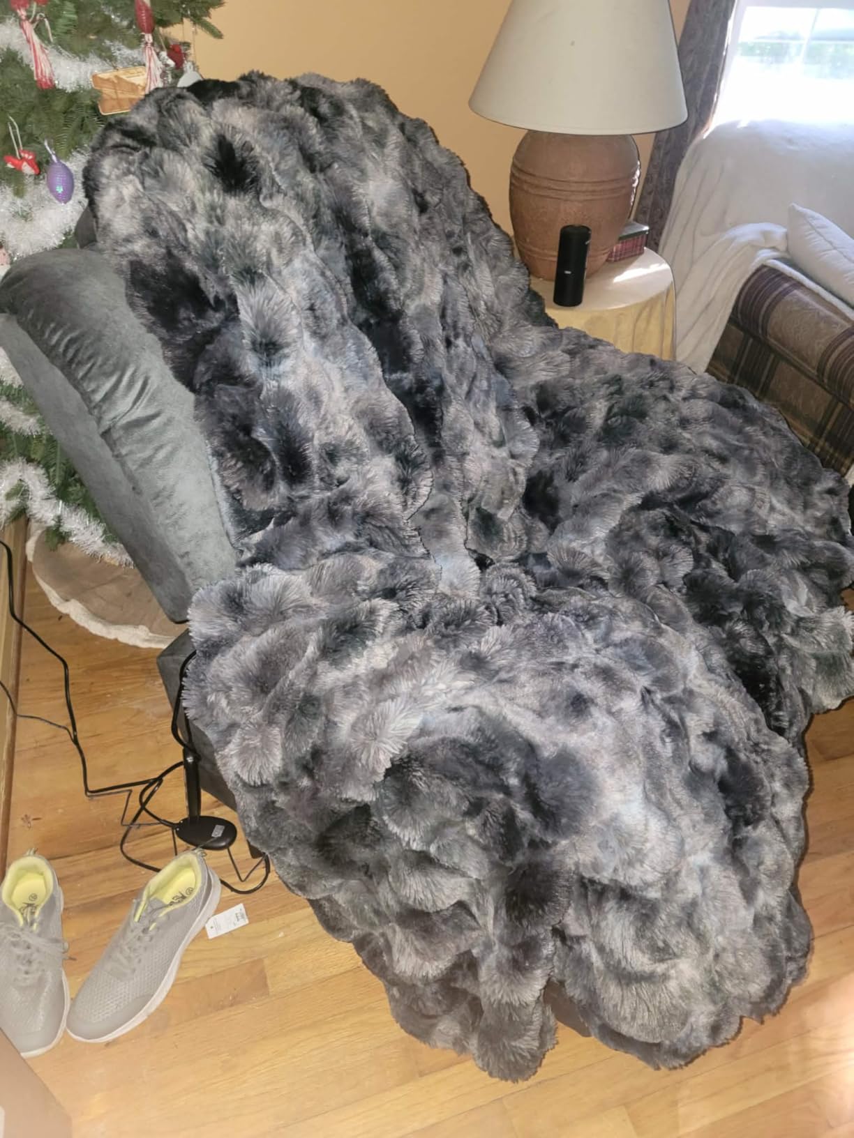 L'AGRATY Faux Rabbit Fur Throw Blanket for Couch, 50'' x 60'', Cocoa Brown | Soft Cozy Bubble Fluffy Blanket for Sofa Bed, Thick Warm Plush Fuzzy Throw for Room Home Decor, Luxury Gift for Women Mom customer photo 2