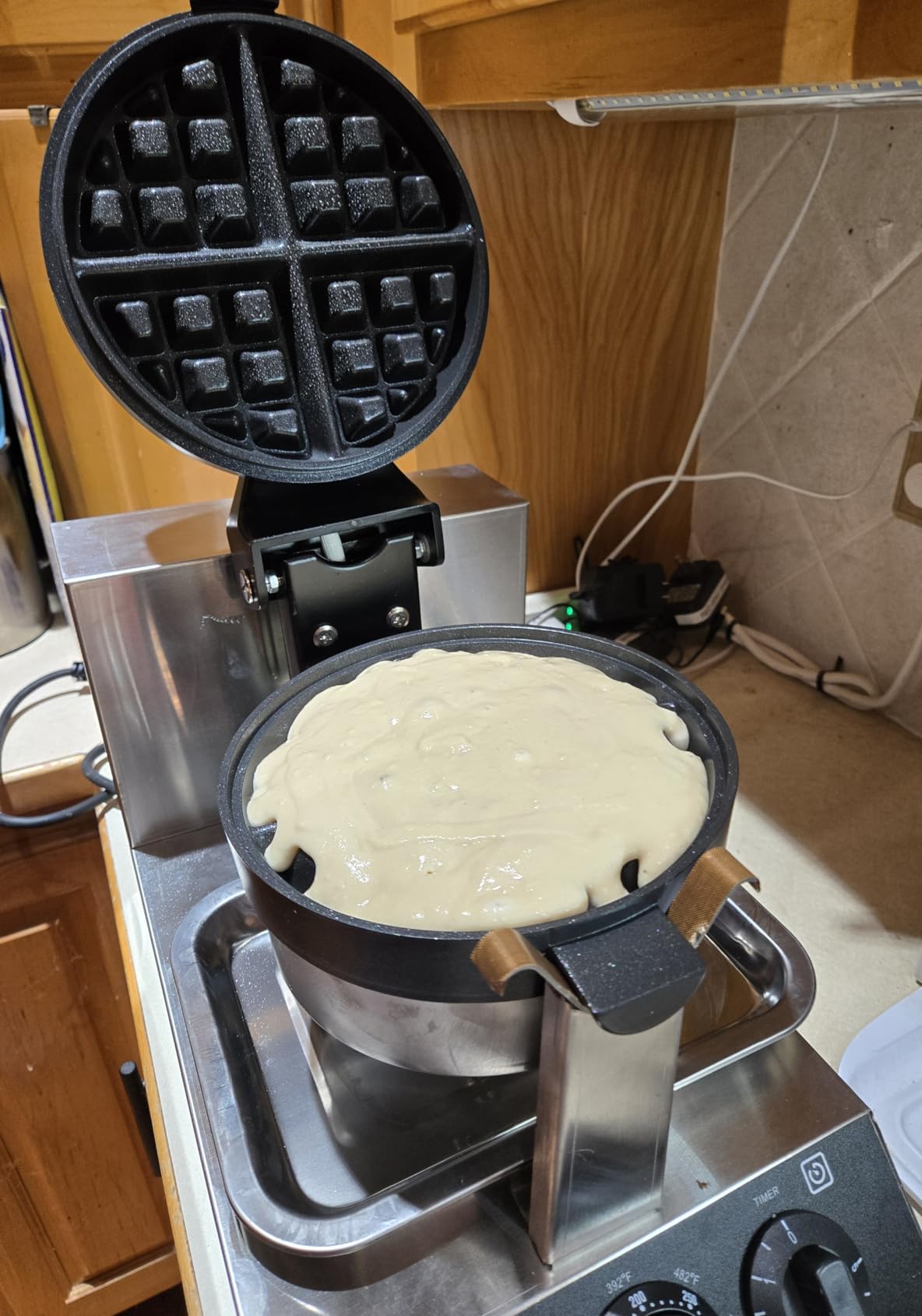 VEVOR Commercial Waffle Maker, Dual-Head Round Waffle Baker Machine, 2460W Non-Stick Stainless Steel Belgian Waffle Iron with Temp and Time Control, Handle, for Restaurant Bakery Snack Bar Family customer photo 1
