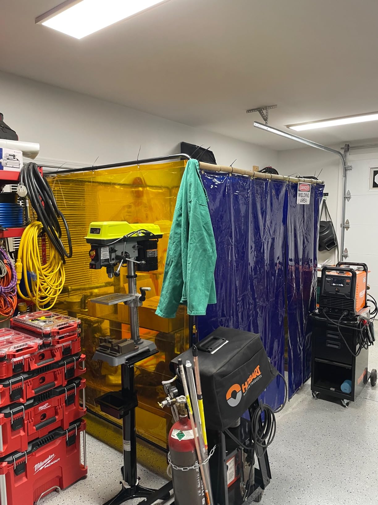 VEVOR 3-Panel Welding Screen 6 x 6 ft with Frame and 12 Swivel Casters | 6-Level UV Protection and 6 Lockable Wheels, for Welding Workshops, Auto Inspections and Shipyards, Red customer photo 2