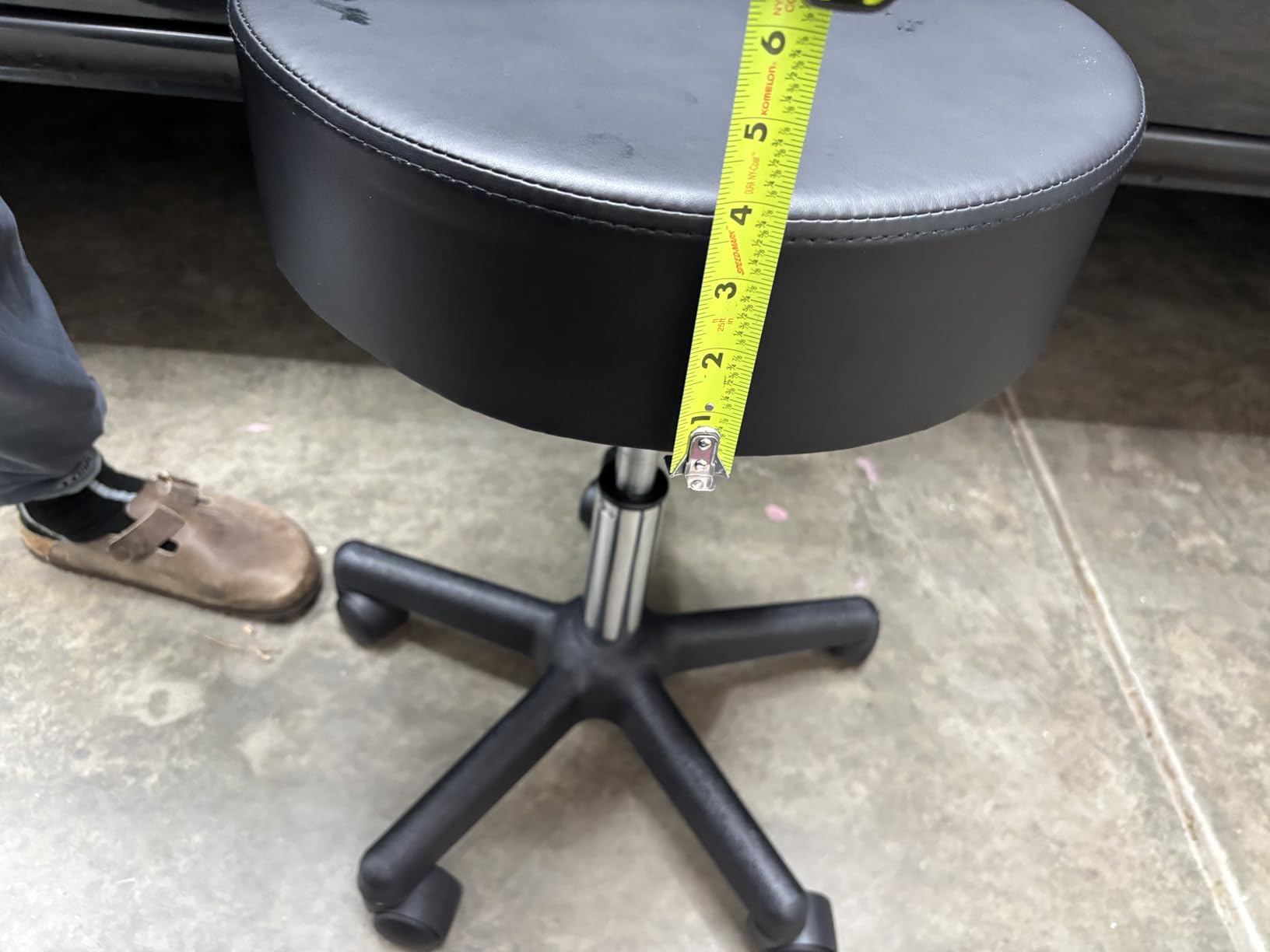 VEVOR Rolling Stools with Wheels 400LBS Weight Capacity Swivel Stools Chair | Adjustable Height, with Ultra-Thick Seat Cushion, for Salon, Bar, Home, Office, Tattoo, Medical, and Massage, Black customer photo 2