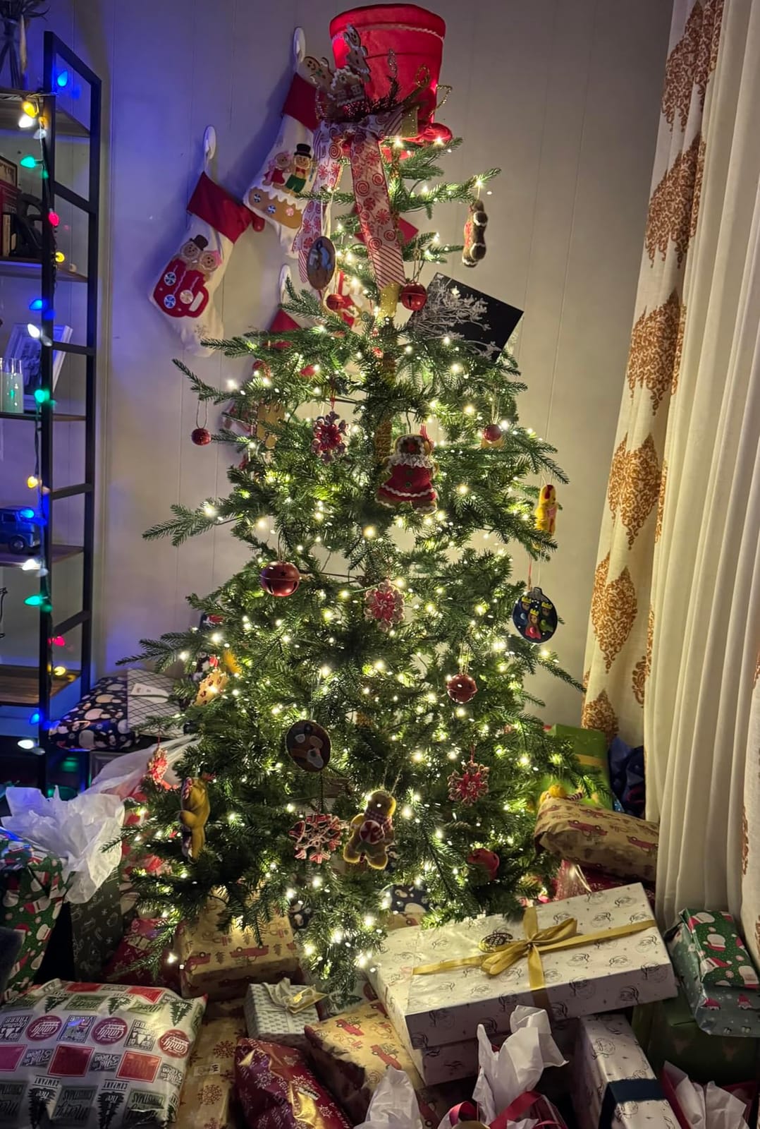 GOFLAME 7FT Pre-Lit Artificial Christmas Tree, Hinged Xmas Fir Tree with 1303 Branch Tips, 500 Warm White LED Lights, Upgraded Metal Stand, Holiday Decoration Tree for Home Party customer photo 2
