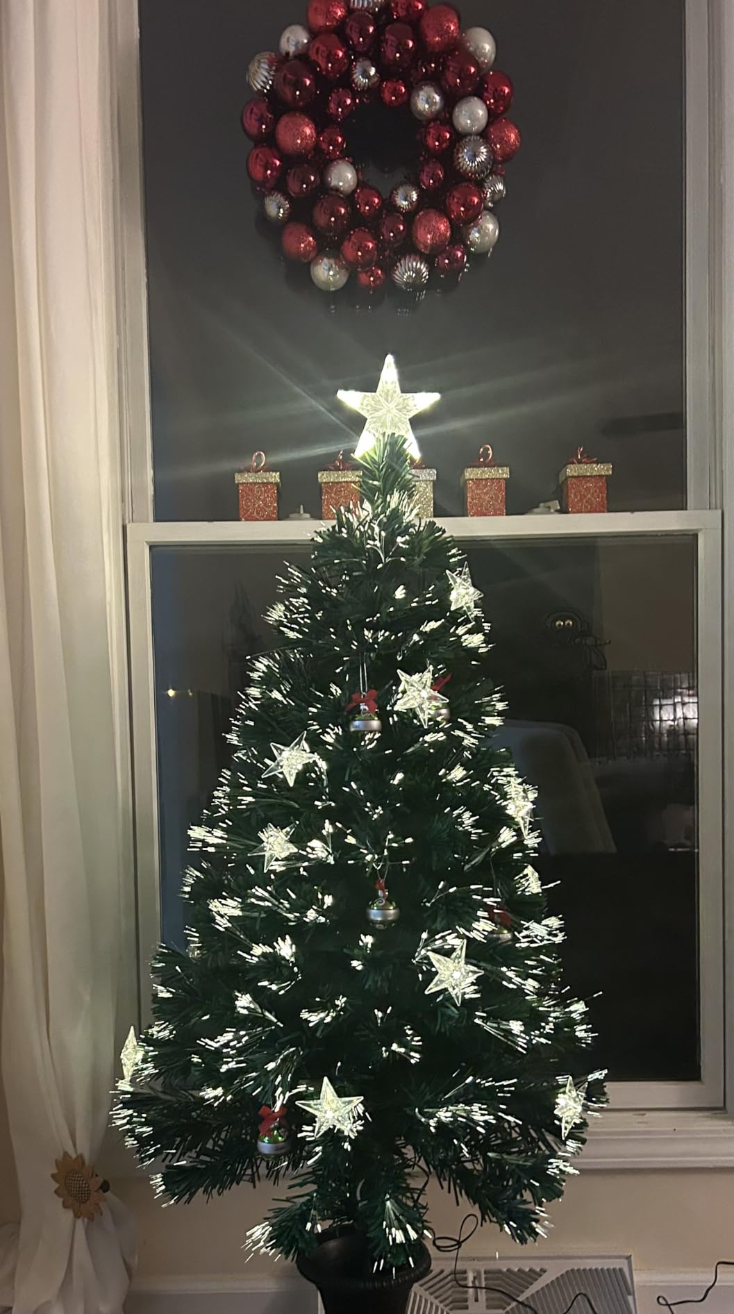 GOFLAME 7FT Prelit Christmas Tree Snow Flocked, Artificial Fiber Optic Xmas Tree with 270 Branch Tips, Pine Needles, 30 Clusters of Red Berries, 30 Pine Cones, 76 LED Lights & 8 Lighting Modes customer photo 2