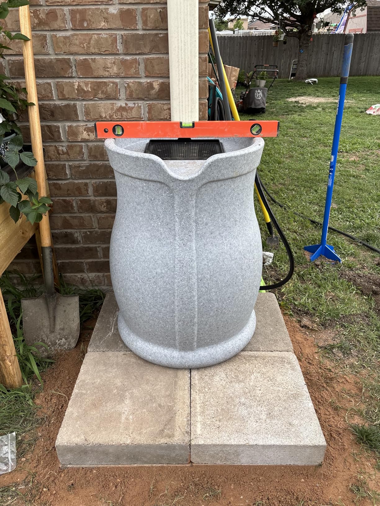 FCMP Outdoor 45-Gallon Catalina Rain Barrel - BPA-Free, Flat-Back Design with 3.5 Foot Garden Hose, Shut-Off Thumb Valve, and Fixed Lid (RB-CAT-BLK) Black customer photo 1