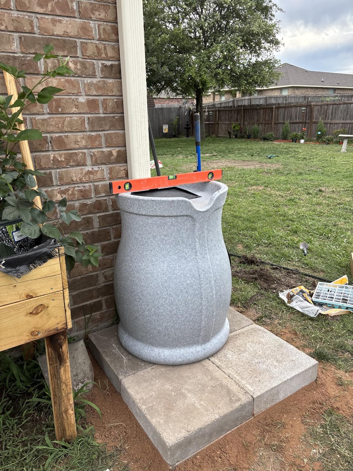 FCMP Outdoor 45-Gallon Catalina Rain Barrel - BPA-Free, Flat-Back Design with 3.5 Foot Garden Hose, Shut-Off Thumb Valve, and Fixed Lid (RB-CAT-BLK) Black customer photo 2
