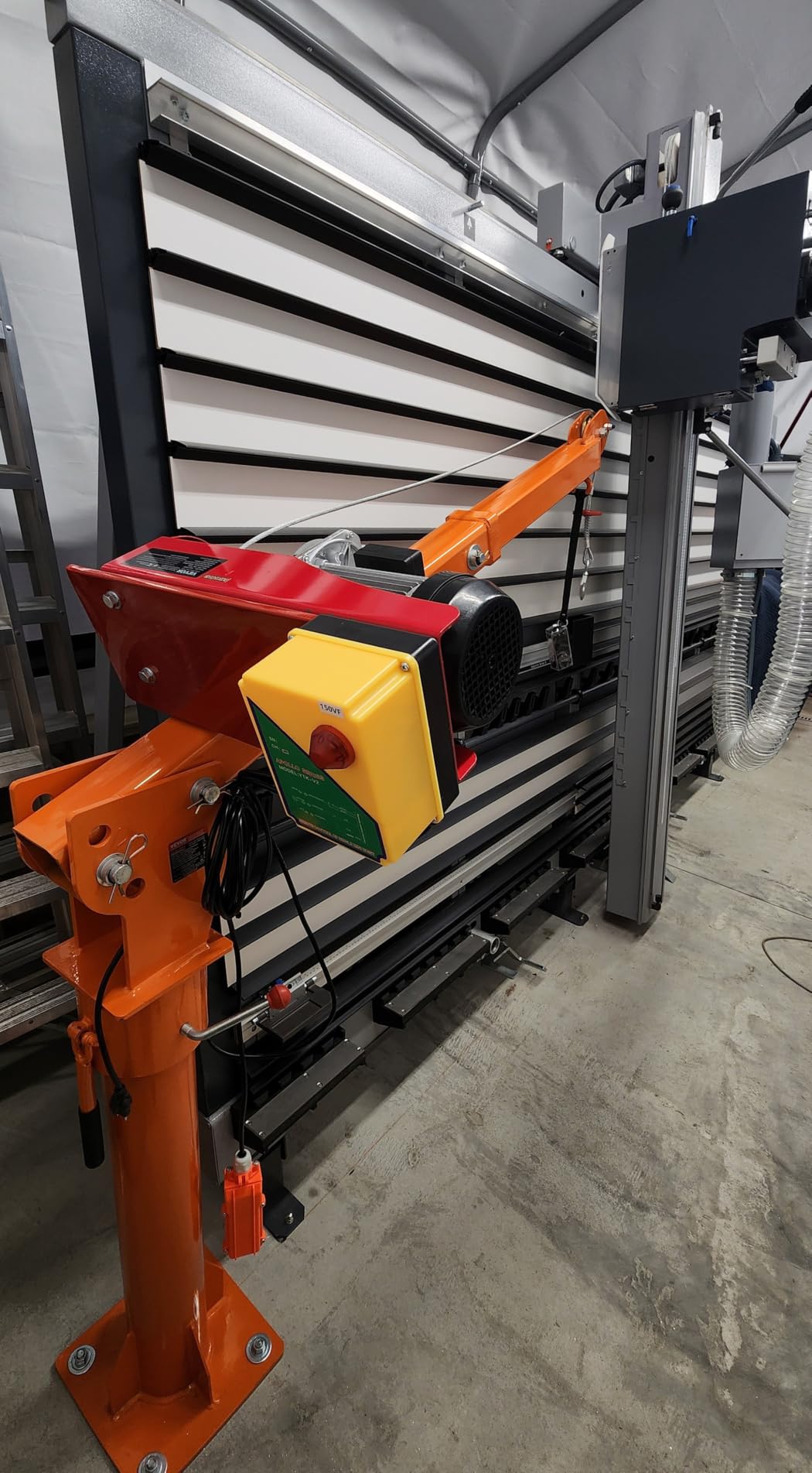 VEVOR Electric Pickup Truck Crane, Foldable Truck-Mounted Bed Jib Crane for Construction and Factory Lifting, 12V 2200 lbs/6000 lbs Electric Winch, 360° Swivel, Steel Truck Hoist for Heavy Goods customer photo 1