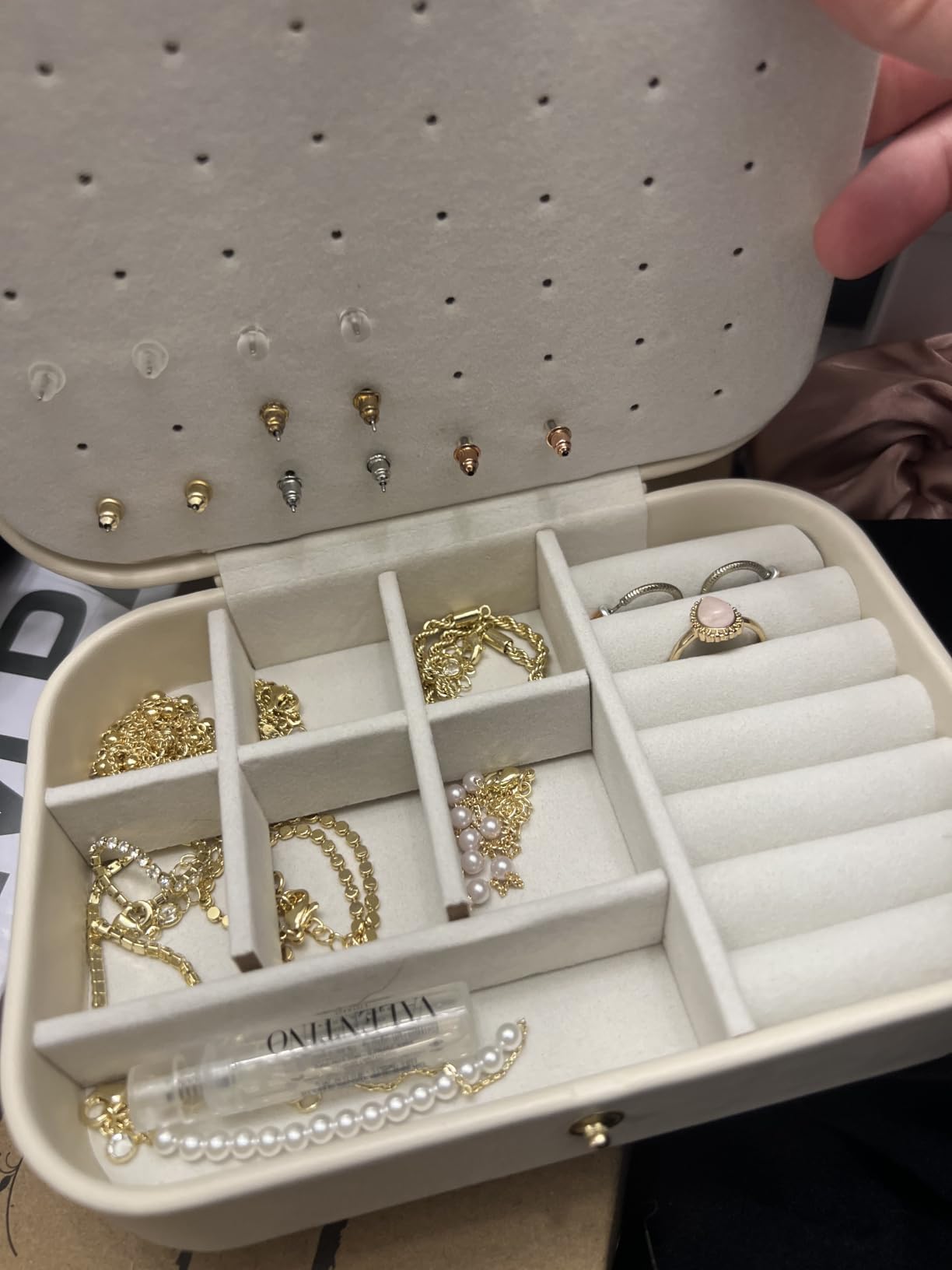 VLANDO Travel Jewelry Case for Women Girls, Gifts for Mother, PU Leather Small Jewelry Box for Rings, Necklaces, Bracelets, Earring Holder Organizer Storage for Travel Essentials - Beige customer photo 1