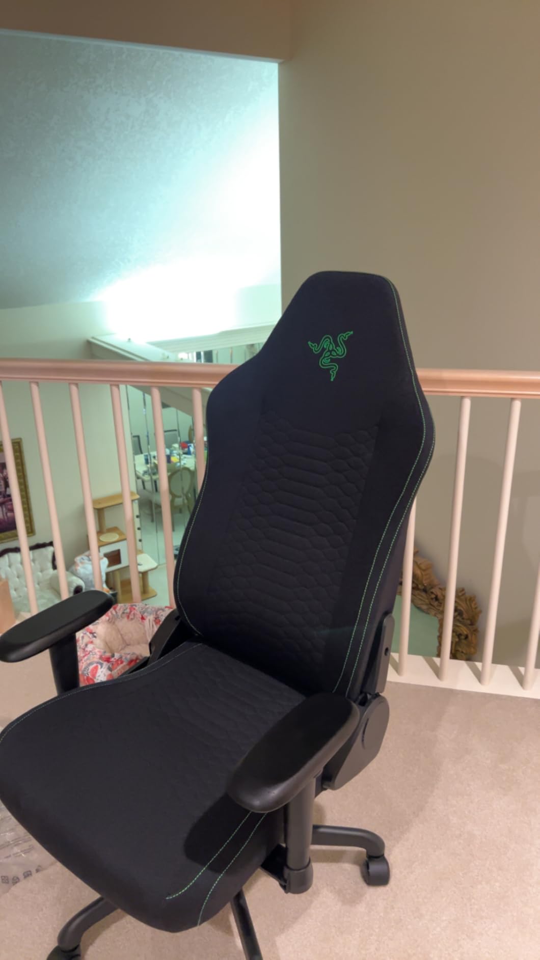Razer Iskur V2 X Ergonomic Gaming Chair, Black | Built-In Lumbar Support, Wide Seat, High Density Foam Cushions, Adjustable 152 Degree Recline, 2D Armrests, Plush Fabric customer photo 1