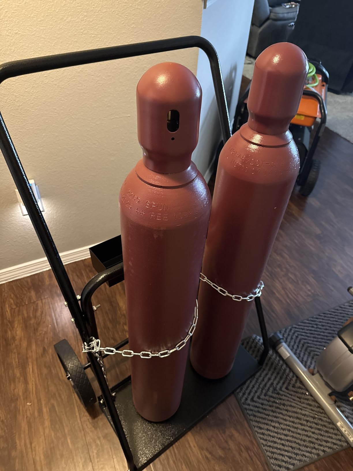 VEVOR Dual Welding Cylinder Cart, Oxygen Acetylene Tank Cart with 440LBS Static Weight Capacity, 10-Inch Solid Wheels and Tank Storage Safety Chains, Suitable for Double 12.5-Inch Dia. Gas Cylinders customer photo 1