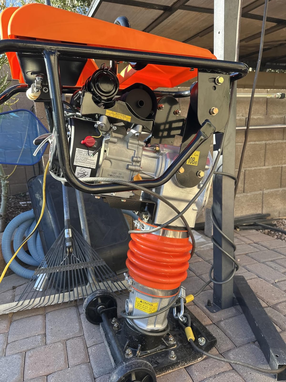 VEVOR Jumping Jack Compactor, 6.5 HP Vibratory Rammer Fuel-Powered 196 cc Engine Tamper, 3600 lbs Impact Force, 26