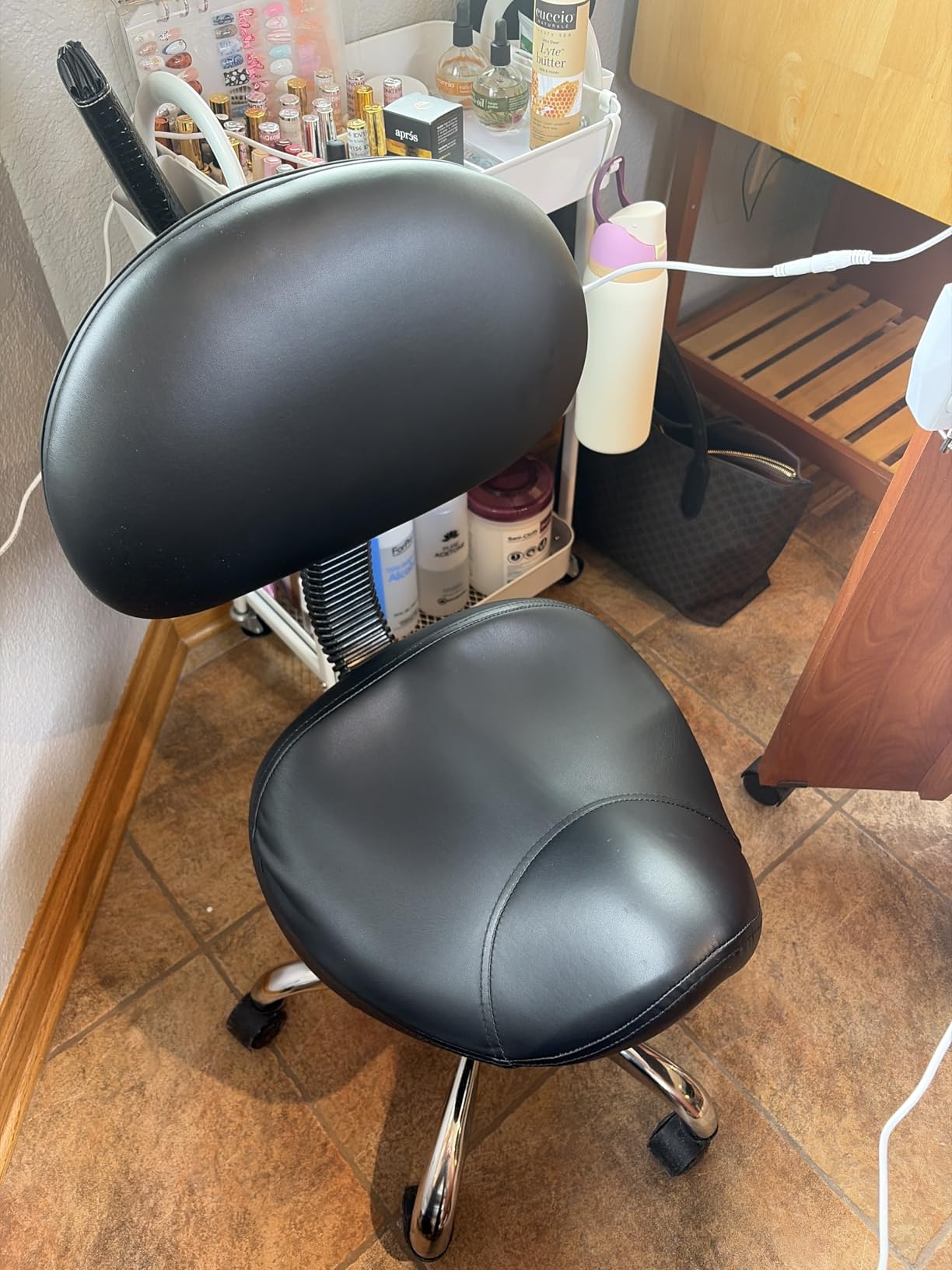 VEVOR Saddle Stool with Back Support and Wheels, 450 LBS Weight Capacity Ergonomic Rolling Stool, Height Adjustable Thickened PU Leather Swivel Saddle Chair for Salon, Spa, Massage, Tattoo, Black customer photo 1