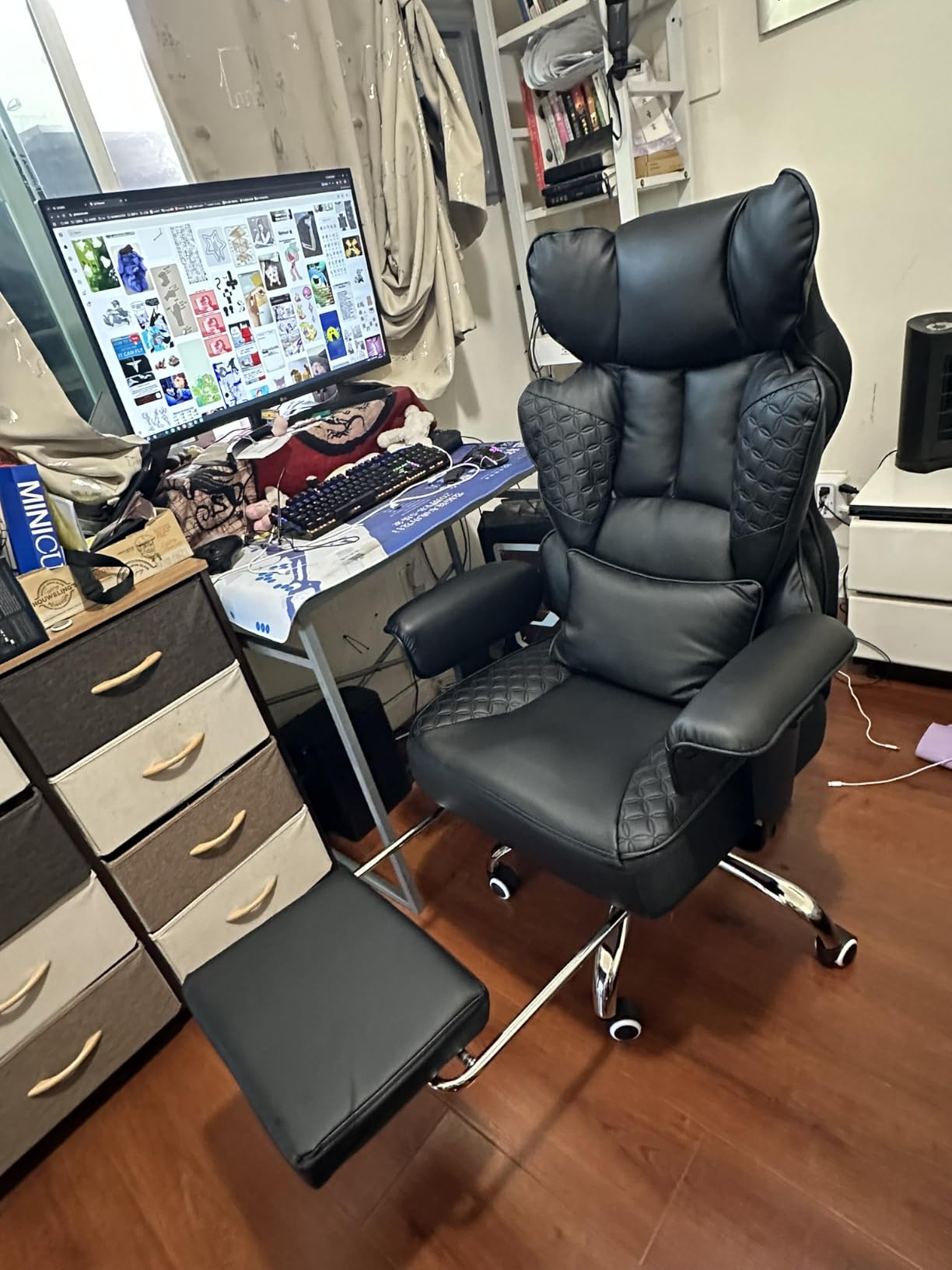COMHOMA Big and Tall Office Chair Heavy Duty Wide Ergonomic Gaming Chair with Deluxe Embossing Designed Leather with Foot Rest,150°Reclining Adjustable Armrests Pocket Spring Back Support and Pillow customer photo 1