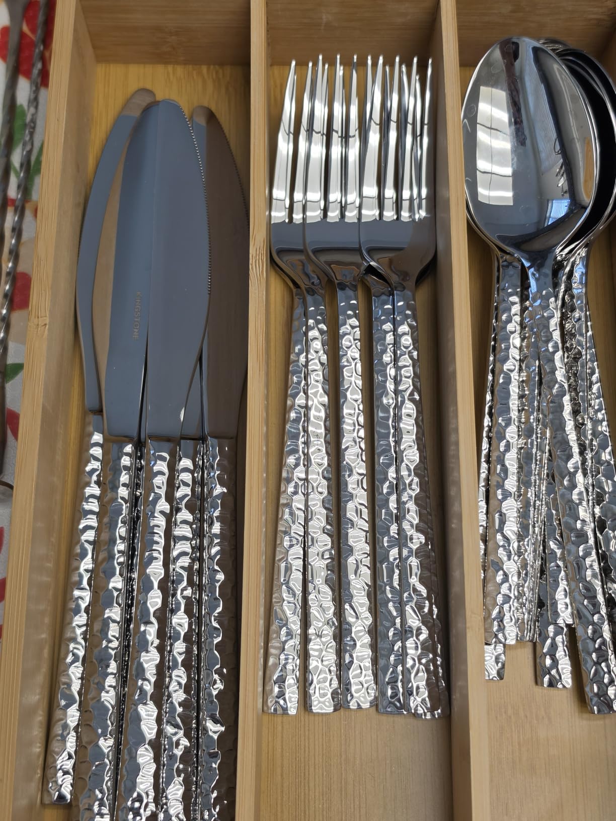 40 Piece Hammered Silverware Set, 18/10 Stainless Steel Flatware Set for 8, Cutlery Set for Home, Party, Wedding, Mirror Polished Dishwasher Safe customer photo 1