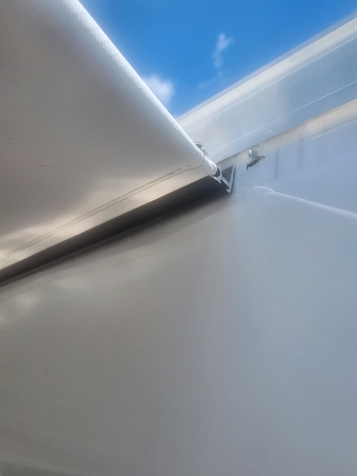 VEVOR Motorized RV Awning Complete Kit, 18' Retractable Awning with Aluminum Alloy Frame, Outdoor Trailer Awning, Fit for Most RVs (Black Fade) customer photo 2