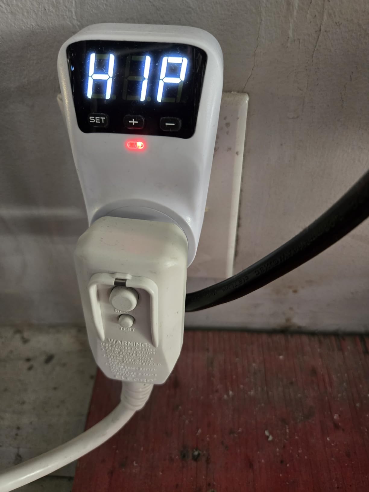 Appliance Surge Protector Voltage Stabilizer Fireproof UL94V-1 Wall Mount Surge Protectors Outlet for Refrigerator, TV & Heavy, Real-Time Monitoring & Custom Voltage 80V-140V (Standard) customer photo 1