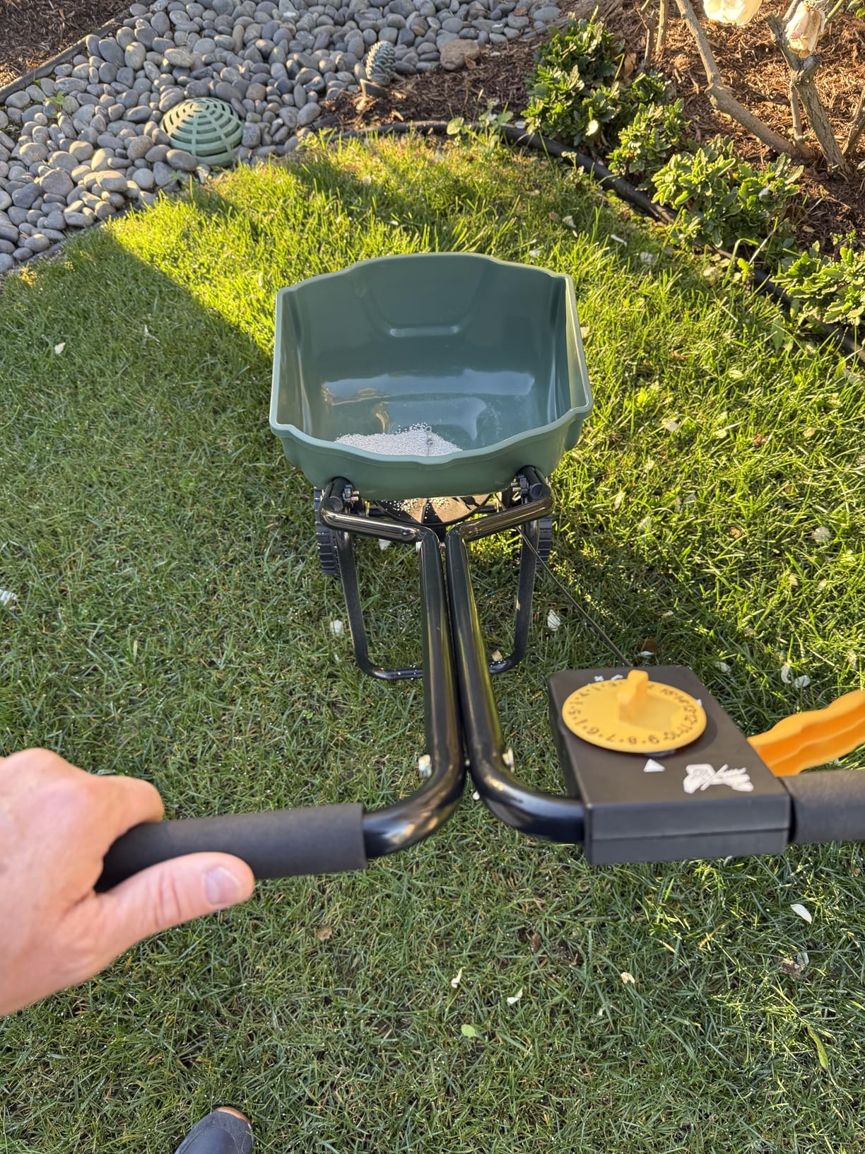 Amazon Basics Fertilizer Spreader for Lawn, Evenly Spreading, Multi-Gear System, Covers 5000 Square Feet per Load, 33 Pounds, 0.53 Cubic Feet, All Season, 1-Pack customer photo 1