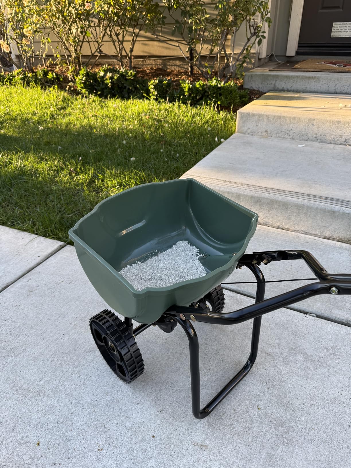 Amazon Basics Fertilizer Spreader for Lawn, Evenly Spreading, Multi-Gear System, Covers 5000 Square Feet per Load, 33 Pounds, 0.53 Cubic Feet, All Season, 1-Pack customer photo 2