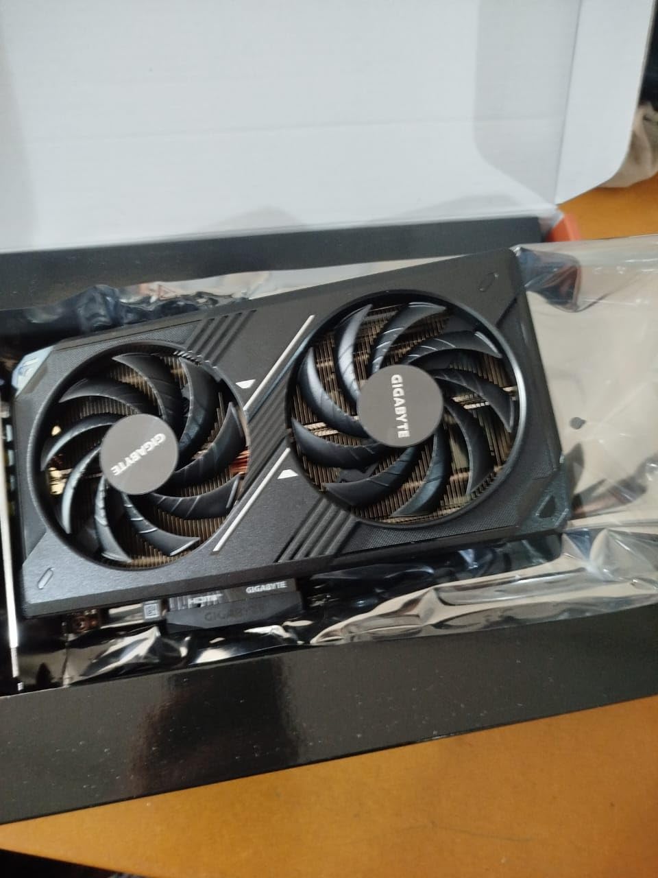 GIGABYTE GeForce RTX 5060 WINDFORCE OC 8G Graphics Card, 8GB GDDR7 customer photo 2