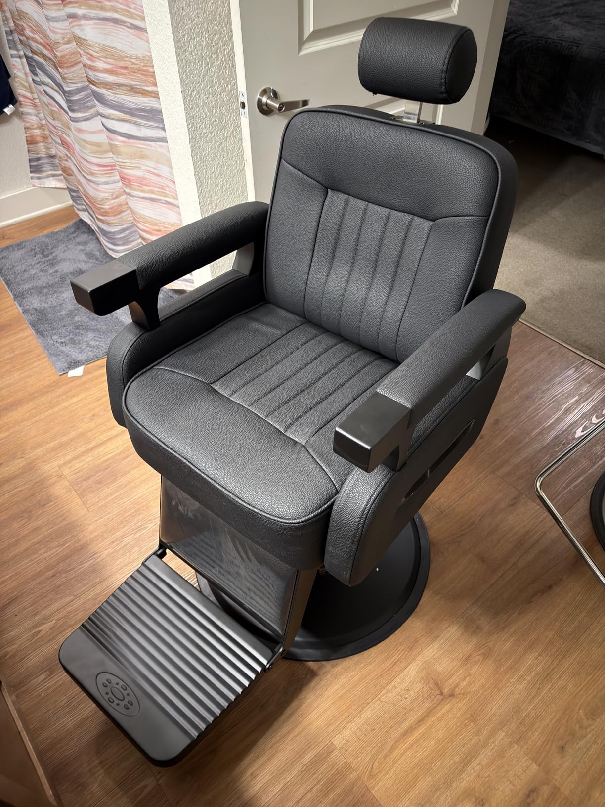 Vintage Barber Chair - Heavy Duty Hydraulic Recline Styling Chair with Rounded Cushioning, Adjustable Salon Chair for Barber Shop, Beauty Spa, Black | 450lbs Capacity, 45° Recline, 5