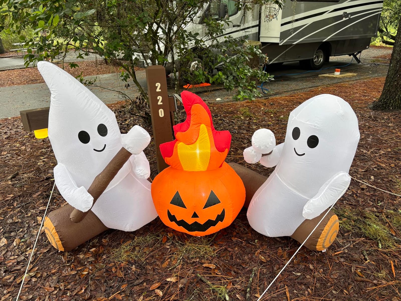 DomKom 6FT Halloween Inflatable Blow Up Decorations, Cute Ghosts Roasting Marshmallows Over Campfire, Built-in LEDs for Holiday Party, Garden, Lawn, Yard, Patio Decor customer photo 1