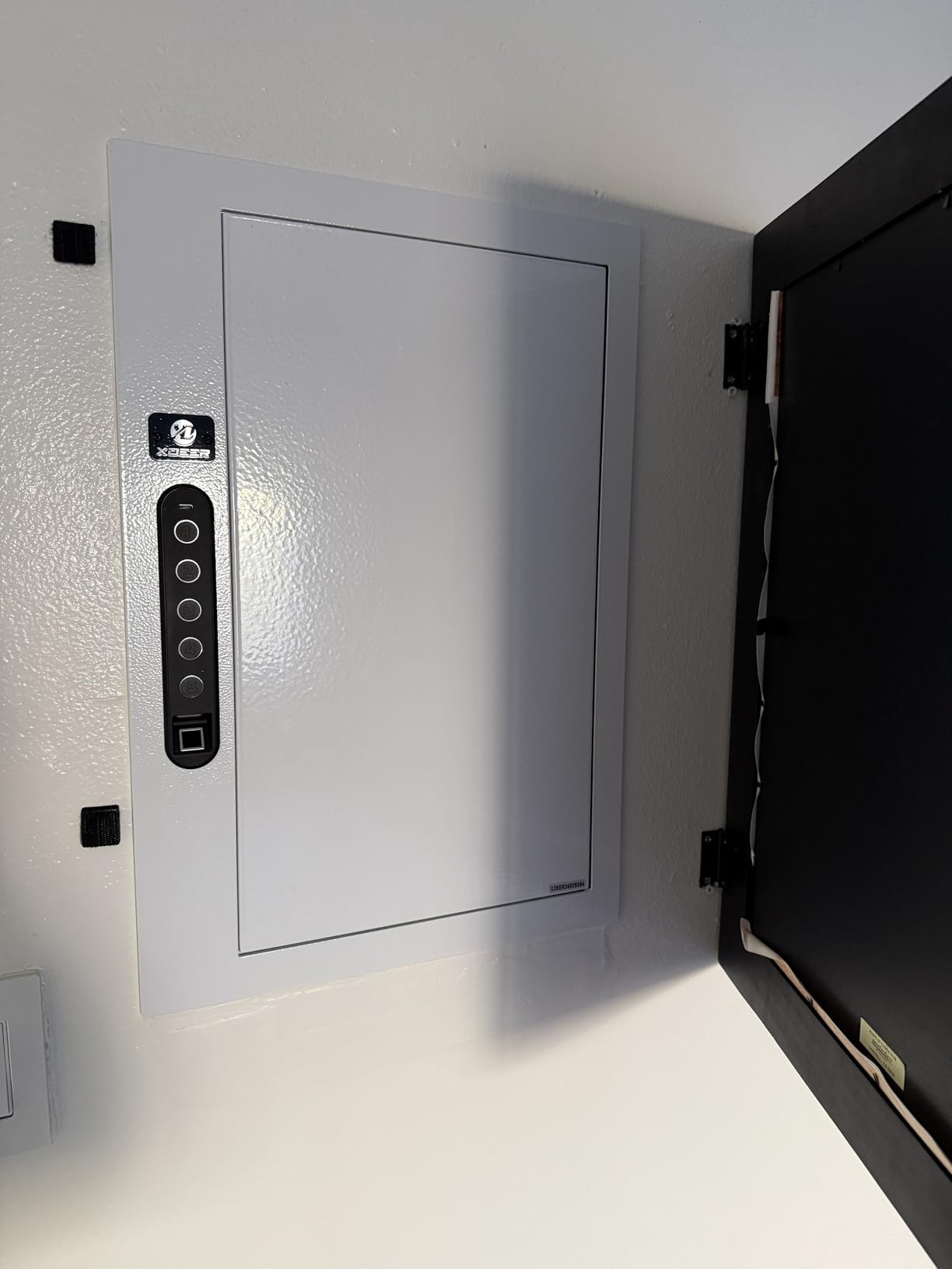 XDeer Quick Access Biometric Wall Safe, Hidden In-Wall Security Safe | Between 16