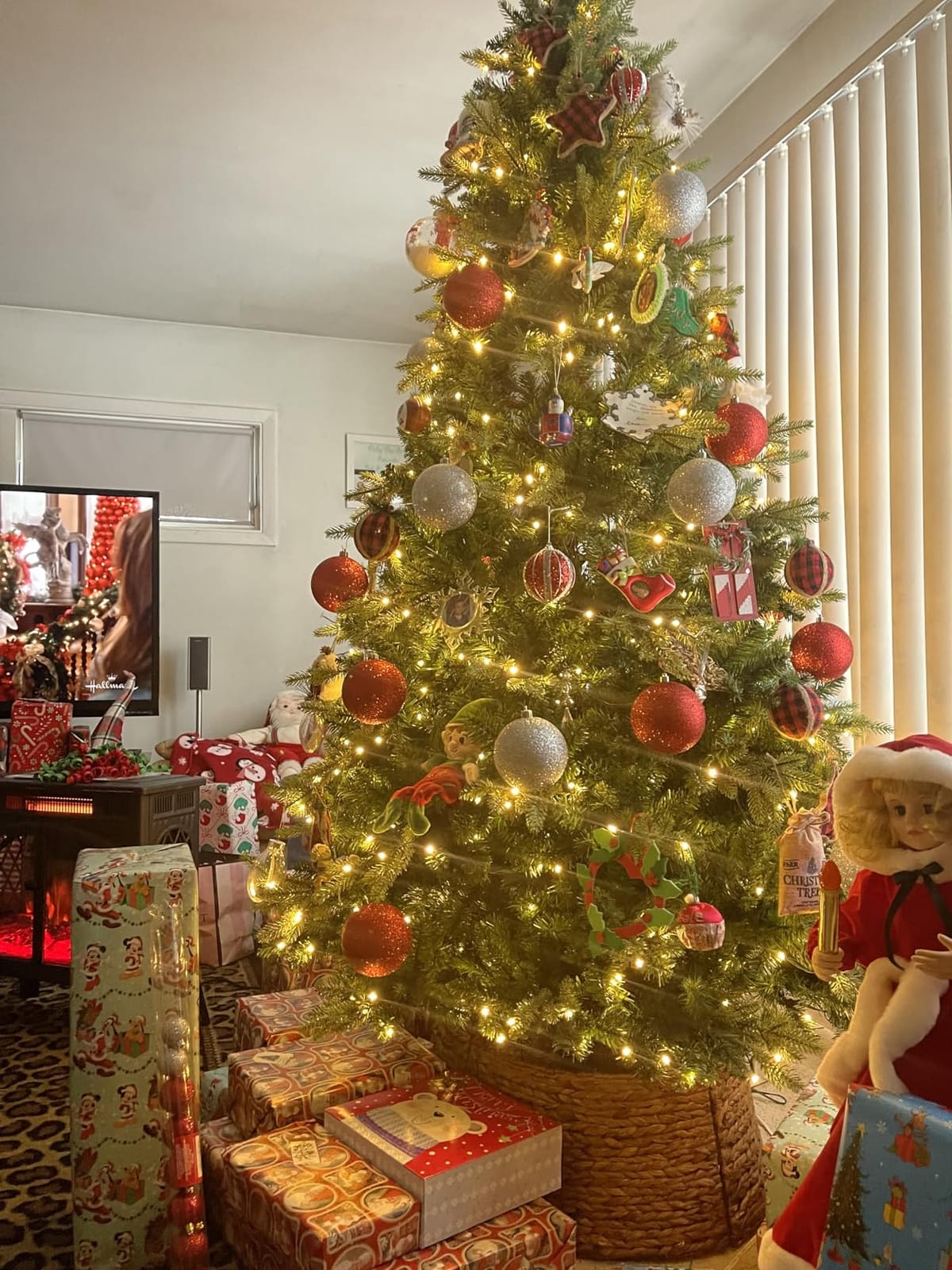 9FT Pre-Lit Artificial Christmas Tree with 2512 Branch Tips, 600 LED Lights and Remote Control, 2/4/6/8H Timer, Rotating Music Base - Hinged Spruce for Home/Office/Xmas Party Decor customer photo 2