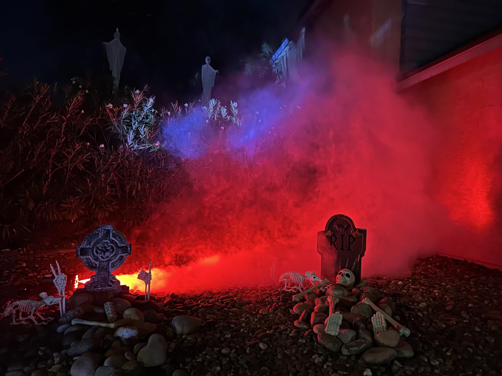 600W Fog Machine, 18 LED Lights with 13 RGB Colors, 2500 CFM Output, Wireless Remote Control, for Halloween, Wedding & Stage, Black customer photo 1