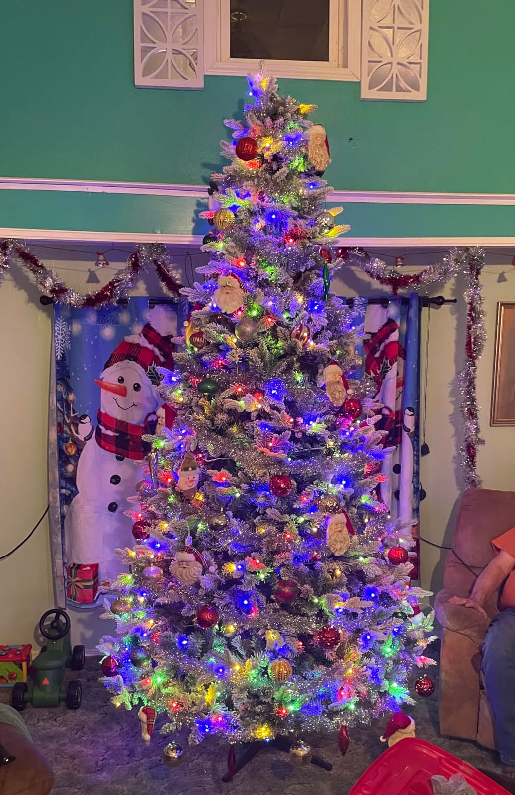 9FT Snow Flocked Christmas Tree with 600 Pre-Lit LED Lights, 8 Lighting Modes, 360° Rotating Musical Base, Full Artificial Xmas Tree with Realistic PVC Branch Tips for Holiday Decoration customer photo 2