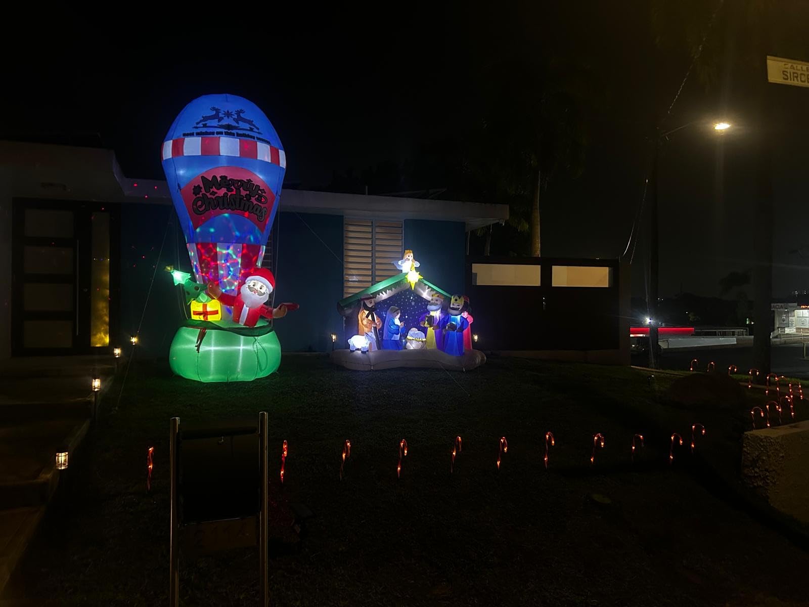 12FT Christmas Outdoor Inflatables - Giant Inflatable Hot Air Balloon Santa with Built-in Colorful Rotating LED Lights Christmas Blow Up Yard Decorations customer photo 1