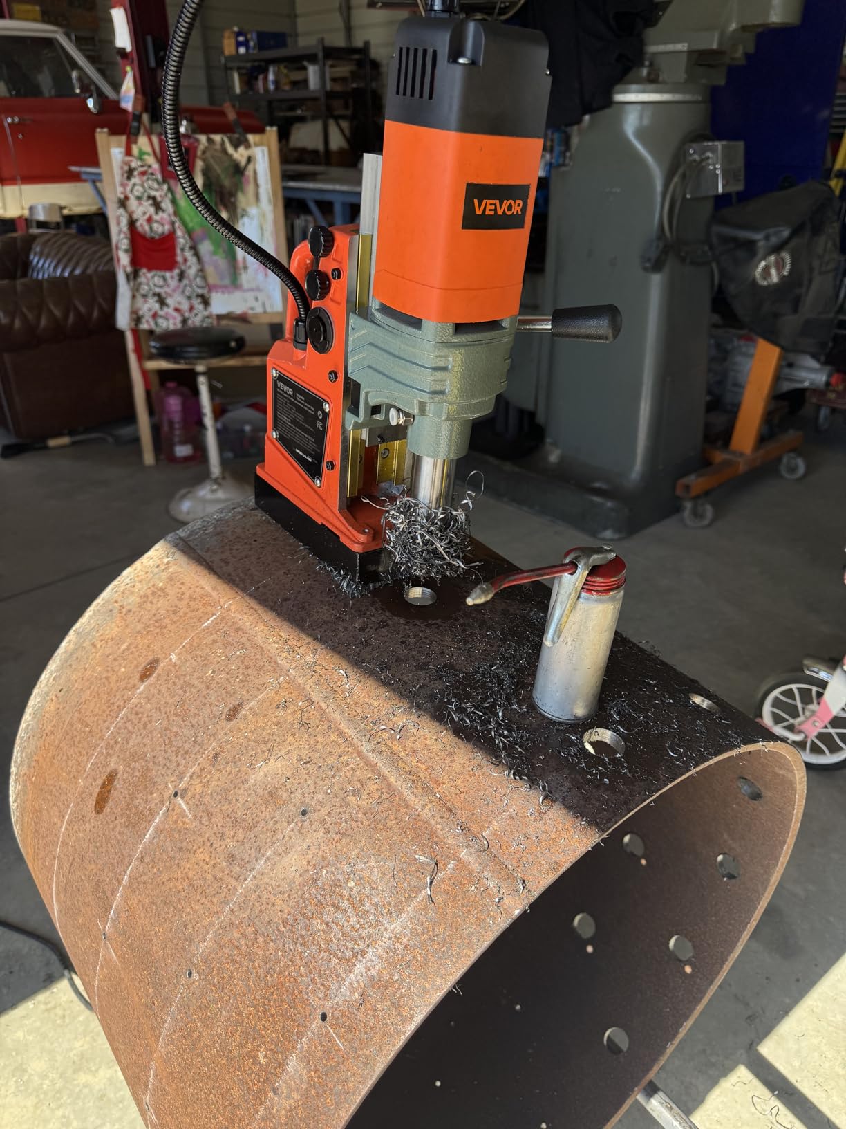 VEVOR Magnetic Drill Press, 1400 W, 2 in Boring Diameter, 2810 lbf Power Portable Mag Drill Press, 0-800 RPM Adjustable Speed, with Weldon Shank, for Metal Surface customer photo 1