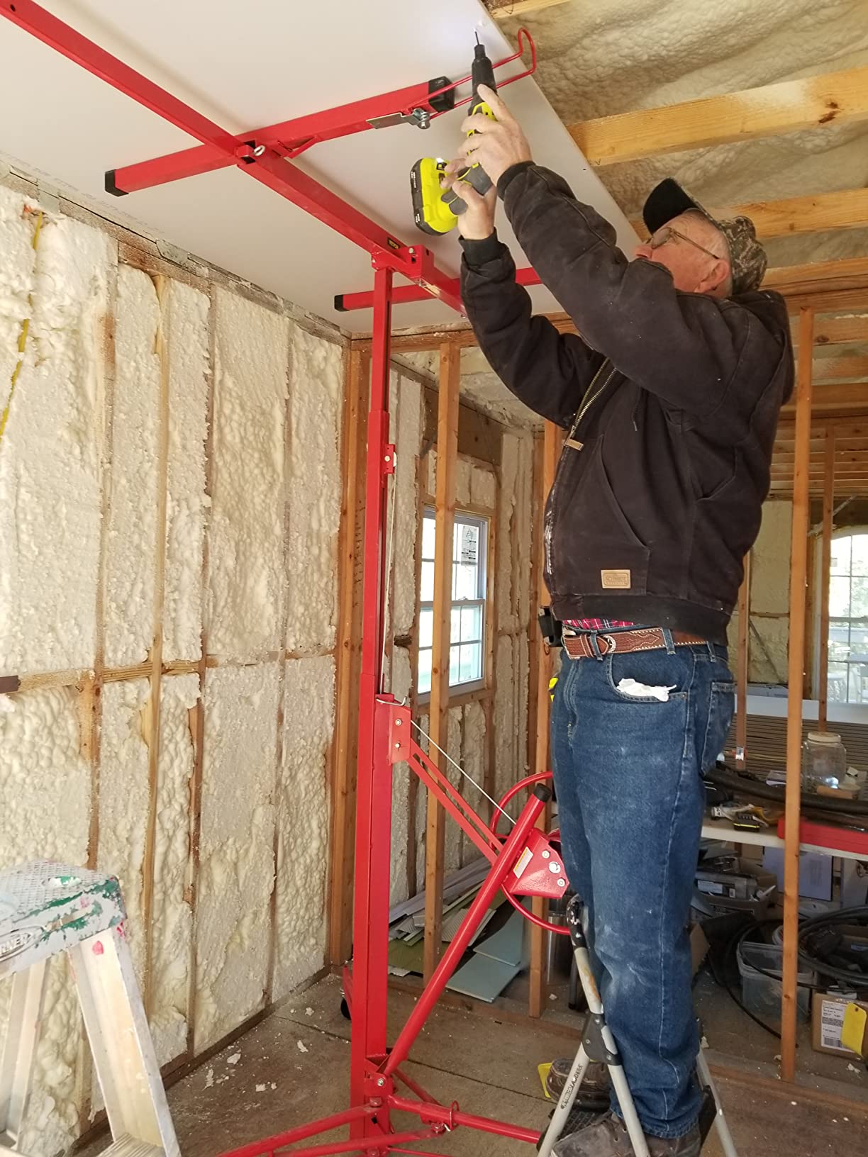VEVOR 11ft Drywall Lift, Heavy-Duty 150 lbs Sheetrock Hoist with Adjustable Telescoping Arm, Lockable Wheels, Drywall Lifter Panel Jack Hoist Tools Ideal for Ceiling & Wall Installation (Red) customer photo 2