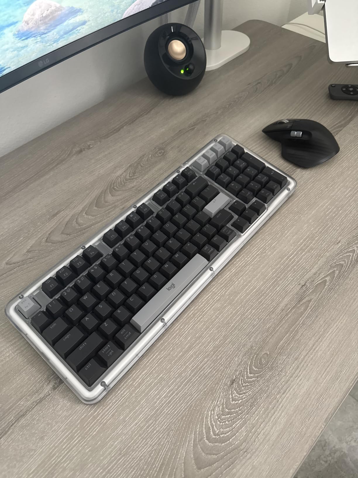 Logitech Alto Keys K98M Wireless Mechanical Gasket Keyboard - Graphite | Customizable, clicky, vibration absorbing gasket, white backlit keys, Bluetooth, USB-C charging, for PC, Mac, Laptops customer photo 2