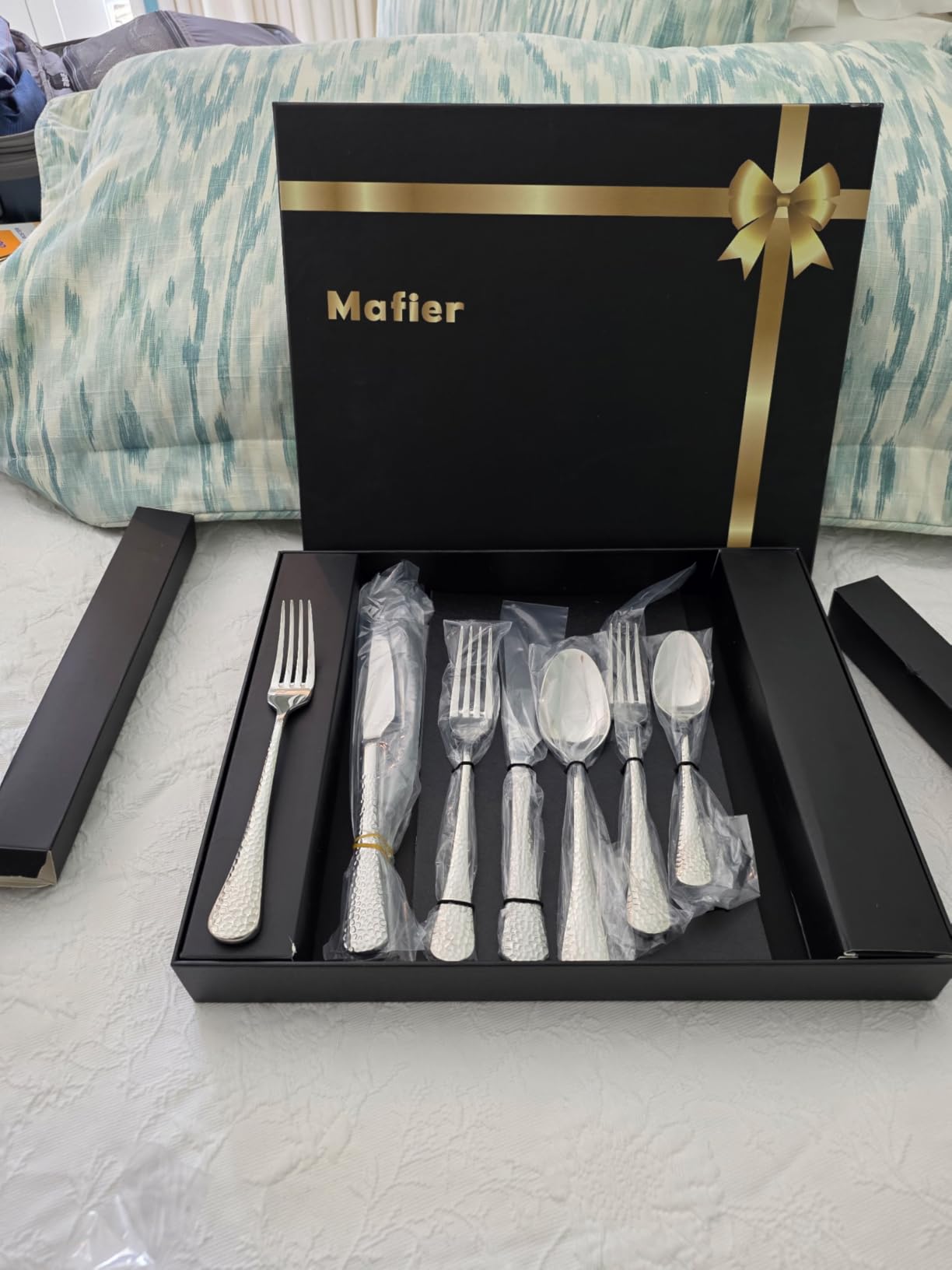 45-Piece Hammered Gold Flatware Set for 8,Premium 18/10 Stainless Steel Silverware Set with 5-Piece Serving Set,Modern Elegant Cutlery Set for Kitchen,Wedding,or Hosting,Dishwasher Safe customer photo 1