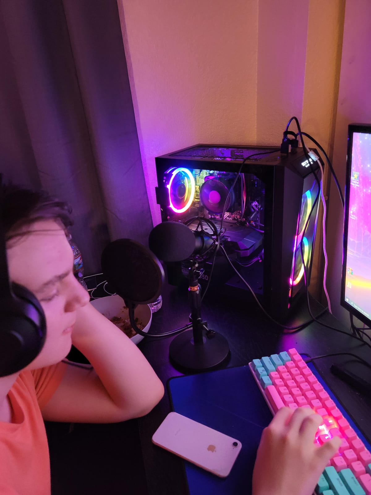Skytech Gaming Crystal Gaming PC, AMD Ryzen 7 7700 3.8GHz, NVIDIA RTX 5060 Ti 8GB VRAM, 1TB NVMe SSD, 32GB DDR5 RAM 5600, 650W Gold PSU, Wi-Fi, Win 11, Desktop customer photo 1