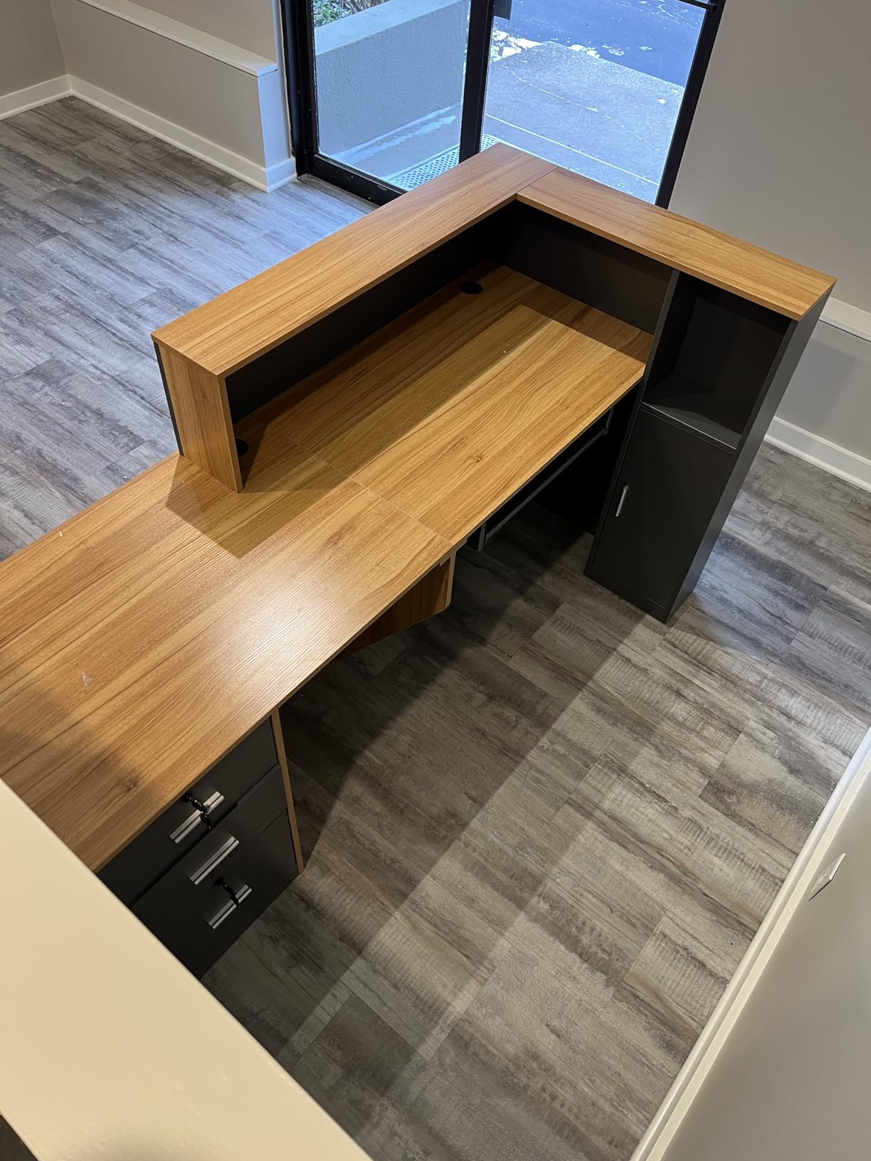 L-Shaped Reception Desk with Lockable Drawers, Adjustable File Cabinet & Keyboard Tray, Modern Front Counter for Office, Salon, or Lobby (Left-L Walnut/Slate Gray, 70.9''L x 23.6''W x 41.3''H) customer photo 1
