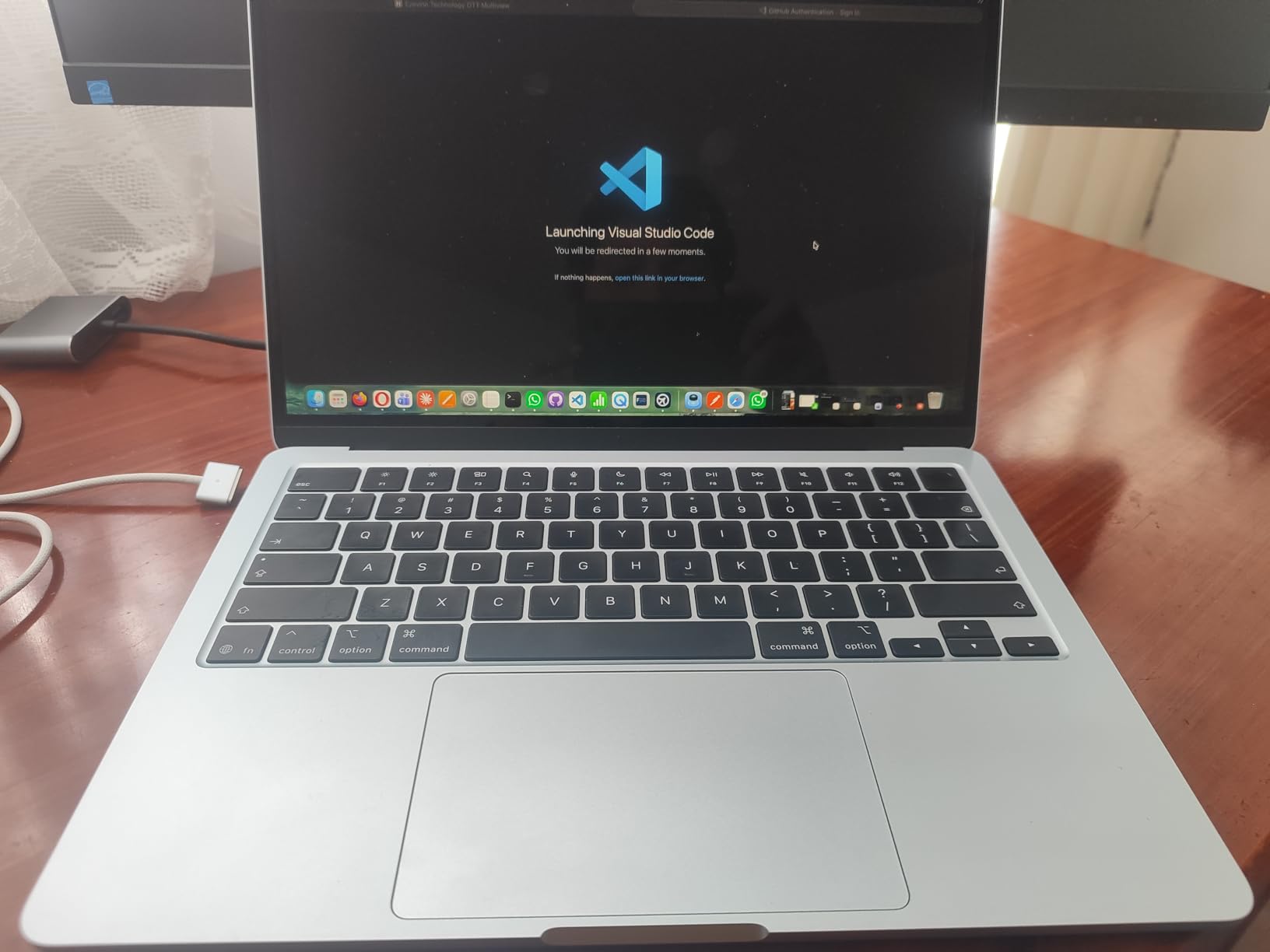 2026 MacBook Air 13-inch Laptop with M5 chip: Built for AI, 13.6-inch Liquid Retina Display, 24GB Unified Memory, 1TB SSD, 12MP Center Stage Camera, Touch ID, Wi-Fi 7; Starlight customer photo 1
