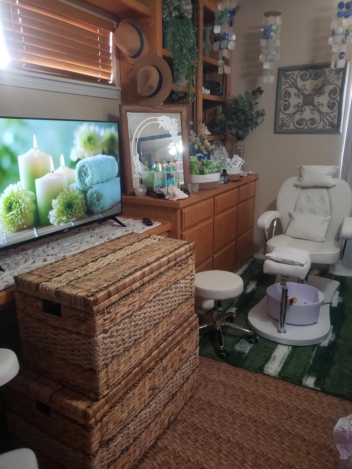 Pedicure Chair No Plumbing with Foot Bath and Stool, 360° Swivel Hydraulic Reclining Pedicure Station with Footrest & Ergonomic Headrest for Nail Tech, Spa, Salon (White) customer photo 2