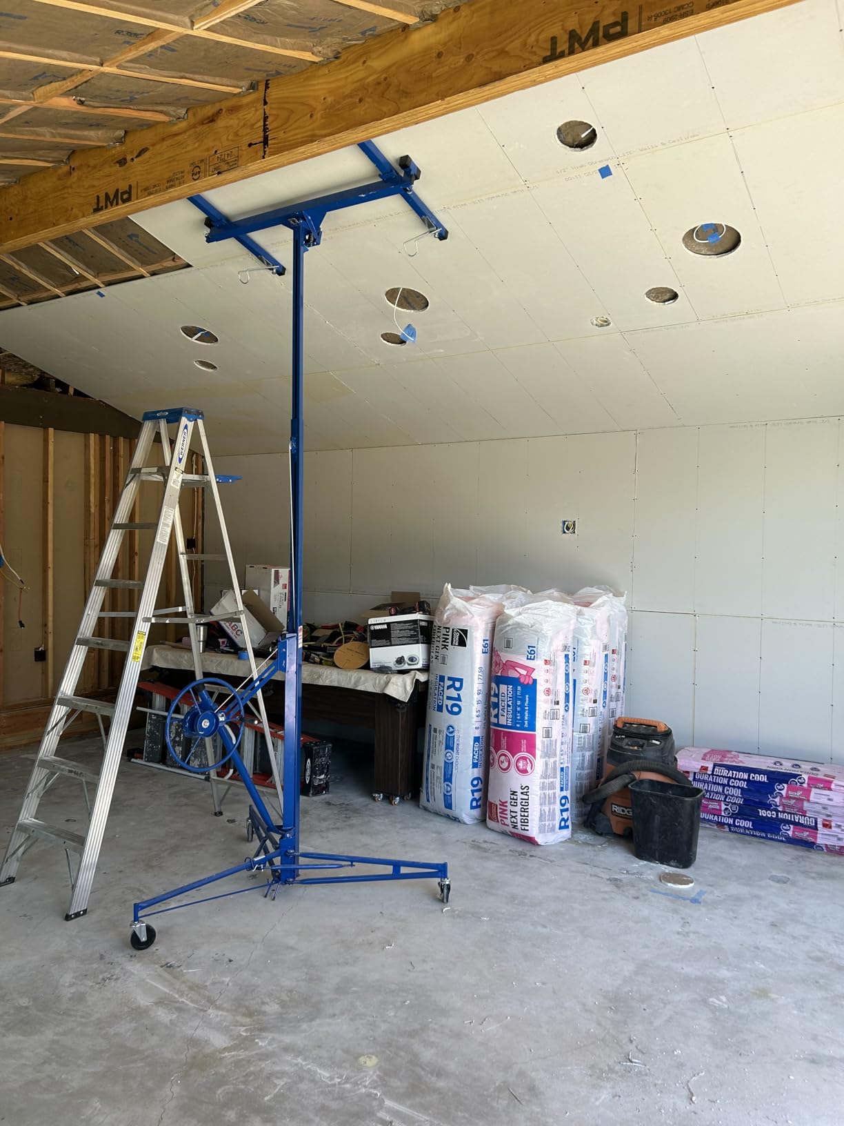 Rovibek 11FT Drywall Lift, Drywall Jack Lift for Ceiling, 360° Adjustable Drywall Panel Hoist, 150LBS Heavy Duty Drywall Lifter, Foldable Sheetrock Lift for Home Improvement (Yellow) customer photo 1