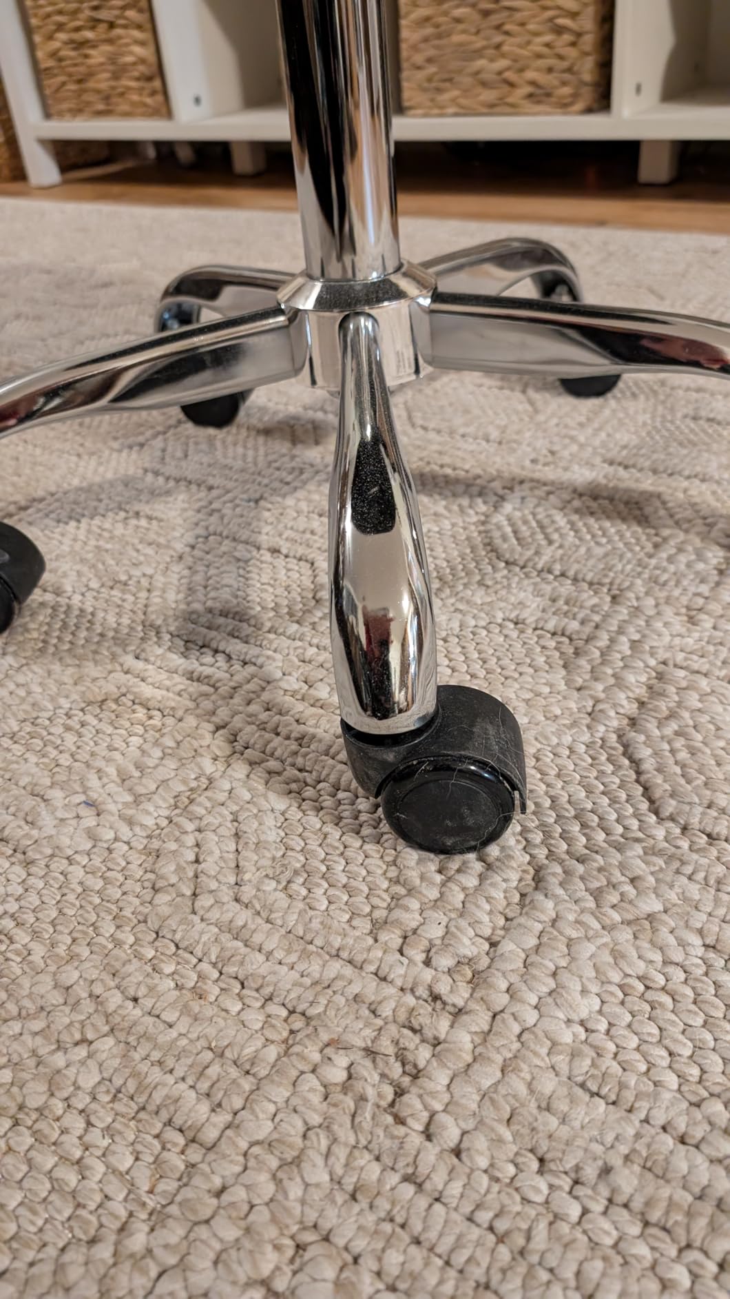 VEVOR Rolling Stool with Wheels, 500 lbs Weight Capacity, Height Adjustable, Quiet Casters, Thick Cushion Ergonomic PU Leather Seat, 360° Swivel Round Rolling Stool Chair for Salon, Clinic, Black customer photo 1
