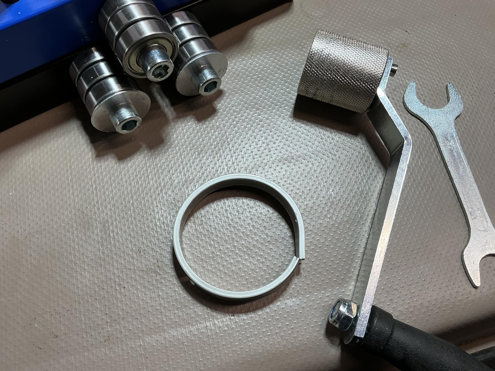Metal Ring Roller Bender, Manual Ring Roller, Steel Ring Bender Tool - No Electricity Needed, Portable Hand Tool, Bends Flat Bar and Round Rod, Heavy Duty Carbon Steel Construction customer photo 1