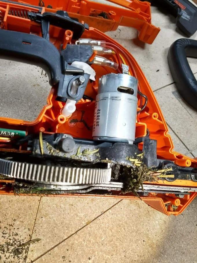 BLACK+DECKER 40V MAX* 24 in. cordless hedge trimmer with POWERDRIVE, Tool Only (LHT2436B) customer photo 1