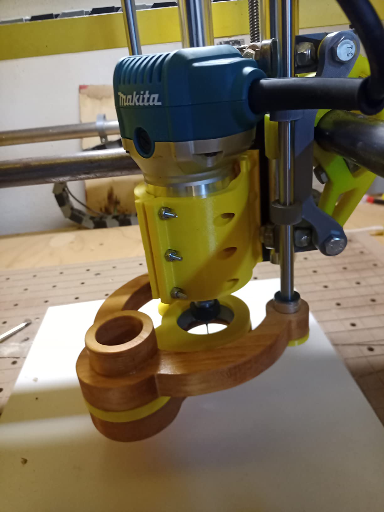 Makita RT0701C 1-1/4 HP Compact Router, Fixed Base customer photo 1