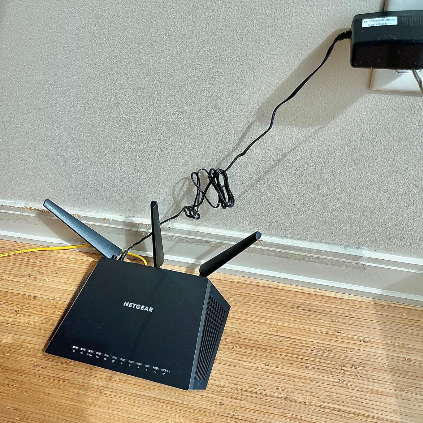 NETGEAR Nighthawk Smart Wi-Fi Router (R7000) - AC1900 Wireless Speed (Up to 1900 Mbps) | Up to 1800 Sq Ft Coverage & 30 Devices | 4 x 1G Ethernet and 2 USB Ports | Armor Security customer photo 2