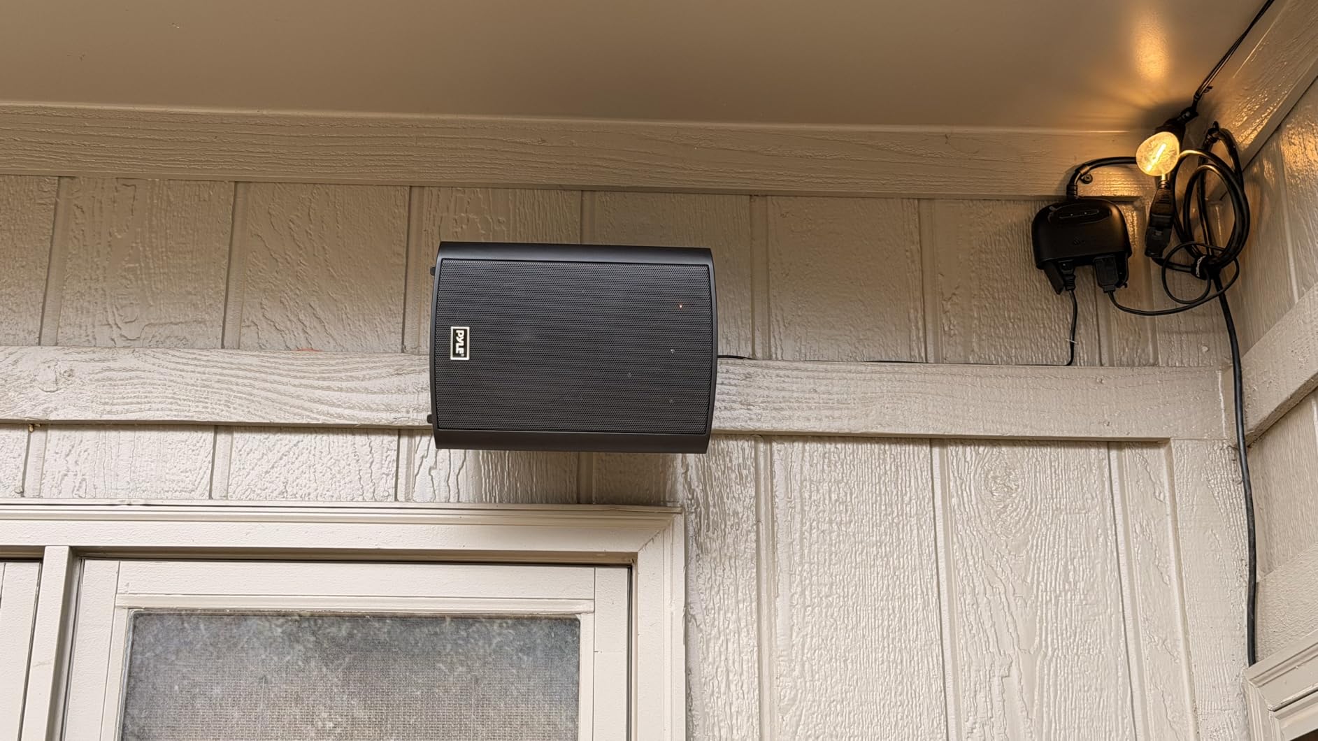Pyle 6.5-Inch Wall Mount Waterproof Bluetooth Speaker System - Indoor/Outdoor Audio Pair with Built-in Digital Amplifier, Weather-Resistant Housing, High-Power Sound, Easy Installation (Black) customer photo 2