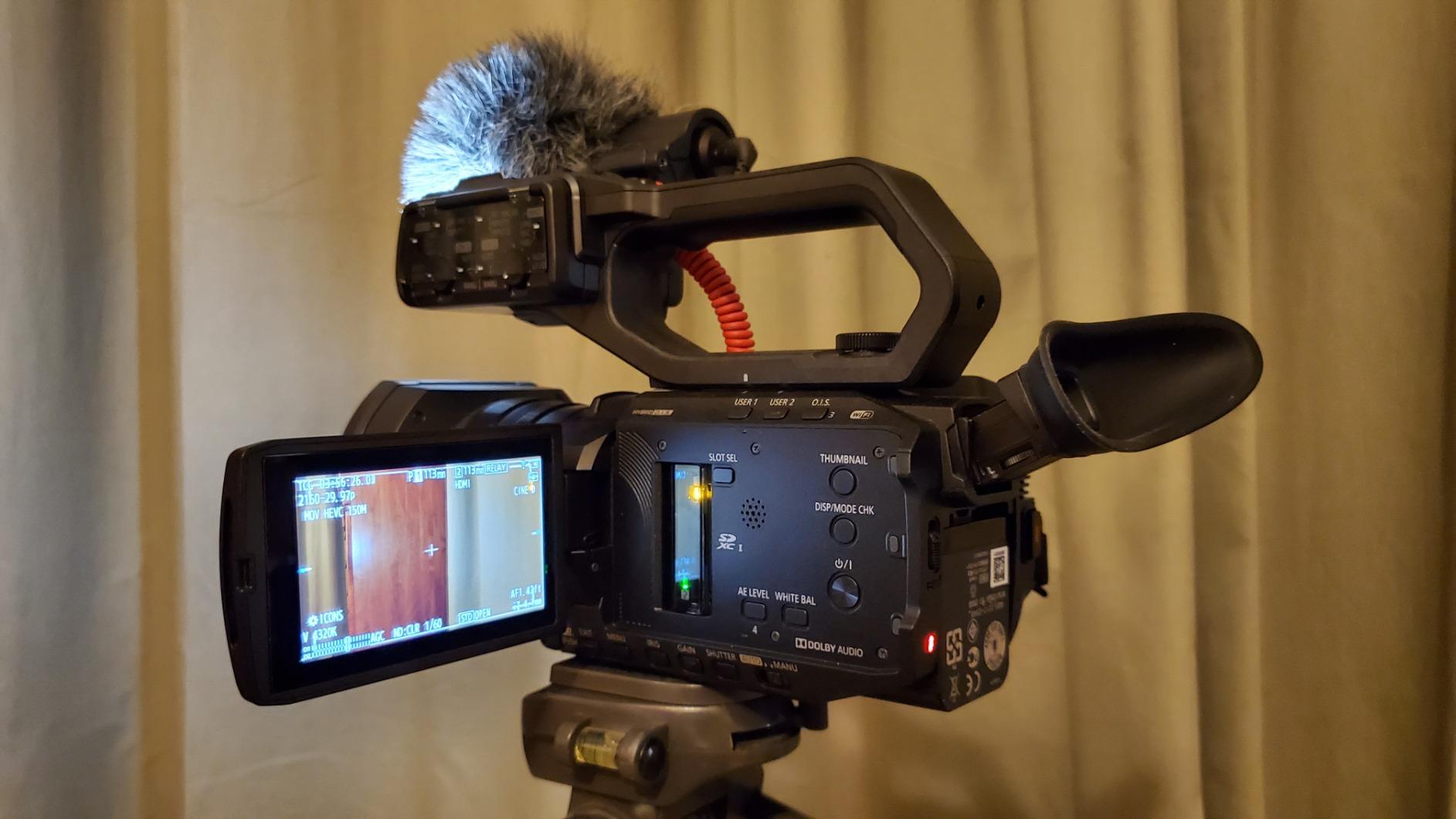 Panasonic X1500 4K Professional Camcorder with 24X Optical Zoom, WiFi HD Live Streaming, HC-X1500 (USA Black) customer photo 1