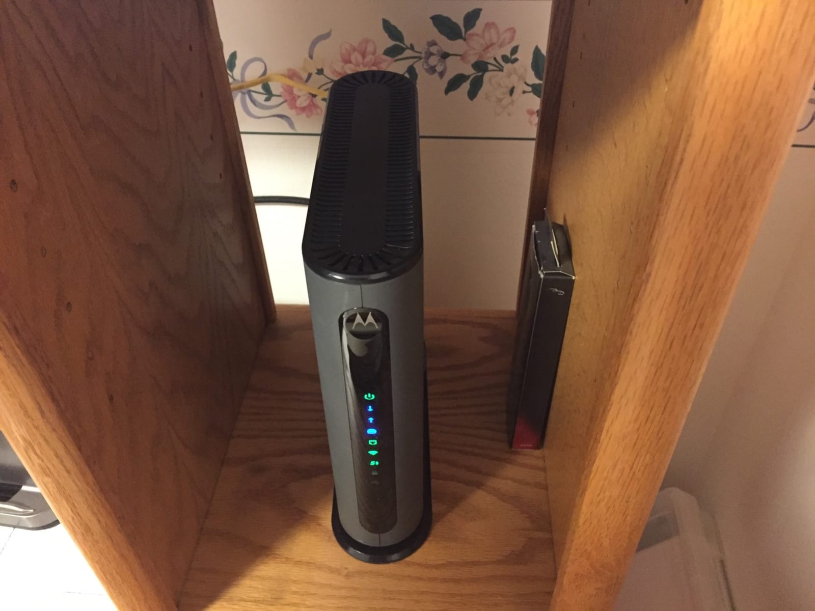 Motorola MG8702 | DOCSIS 3.1 Cable Modem + Wi-Fi Router (High Speed Combo) with Intelligent Power Boost | AC3200 Wi-Fi Speed | Approved for Comcast Xfinity, Cox, and Charter Spectrum customer photo 1