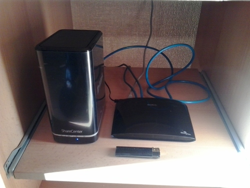 D-Link 16 Port Gigabit Ethernet Unmanaged Slim Switch, Sturdy Metal with Shielded Ports, Silent Fanless, QoS, Plug and Play, Compact Desktop/Wall Mount, Flow Control, Energy Saving, Black (DGS-1016S) customer photo 2