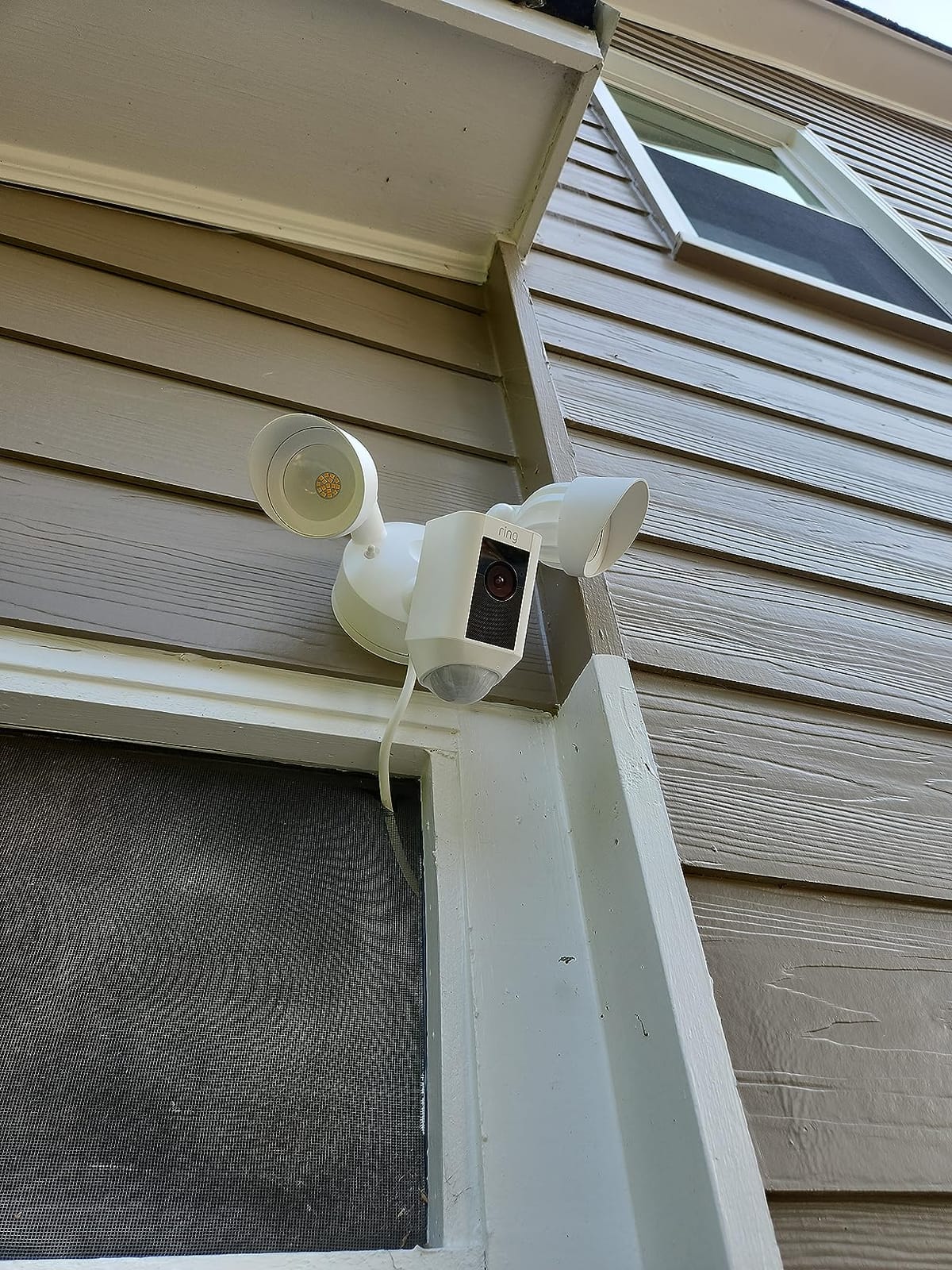 Ring Floodlight Cam Plus with Plug-In Mount - Plug-in power Outdoor Camera, 1080p Video, Live View with Color Night Vision, Two-Way Talk, Siren, Motion detection and alerts, Works with Alexa | White customer photo 1